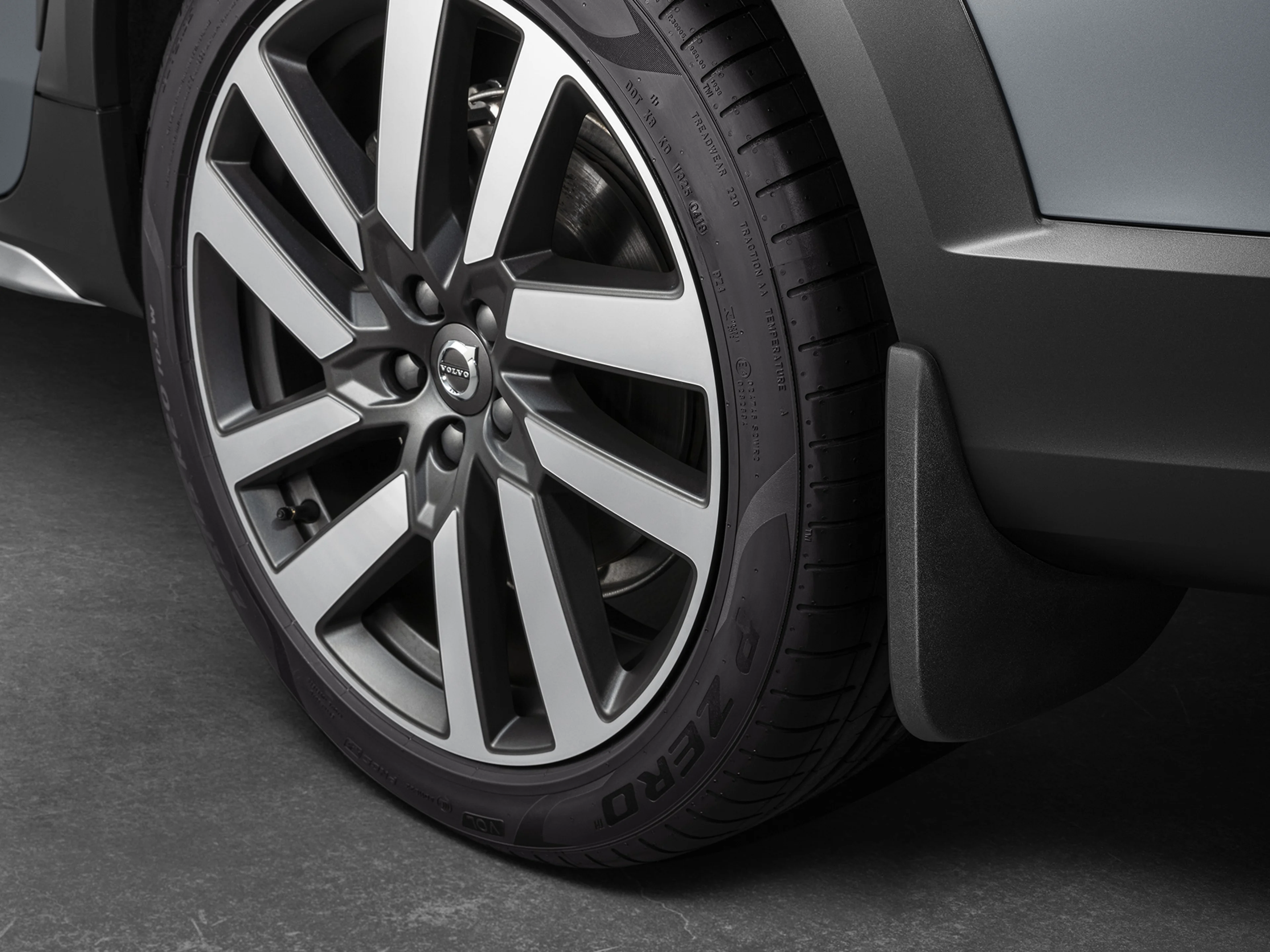 Aukinn stöðugleiki og grip með stórum hjólum á Volvo V90 Cross Country.