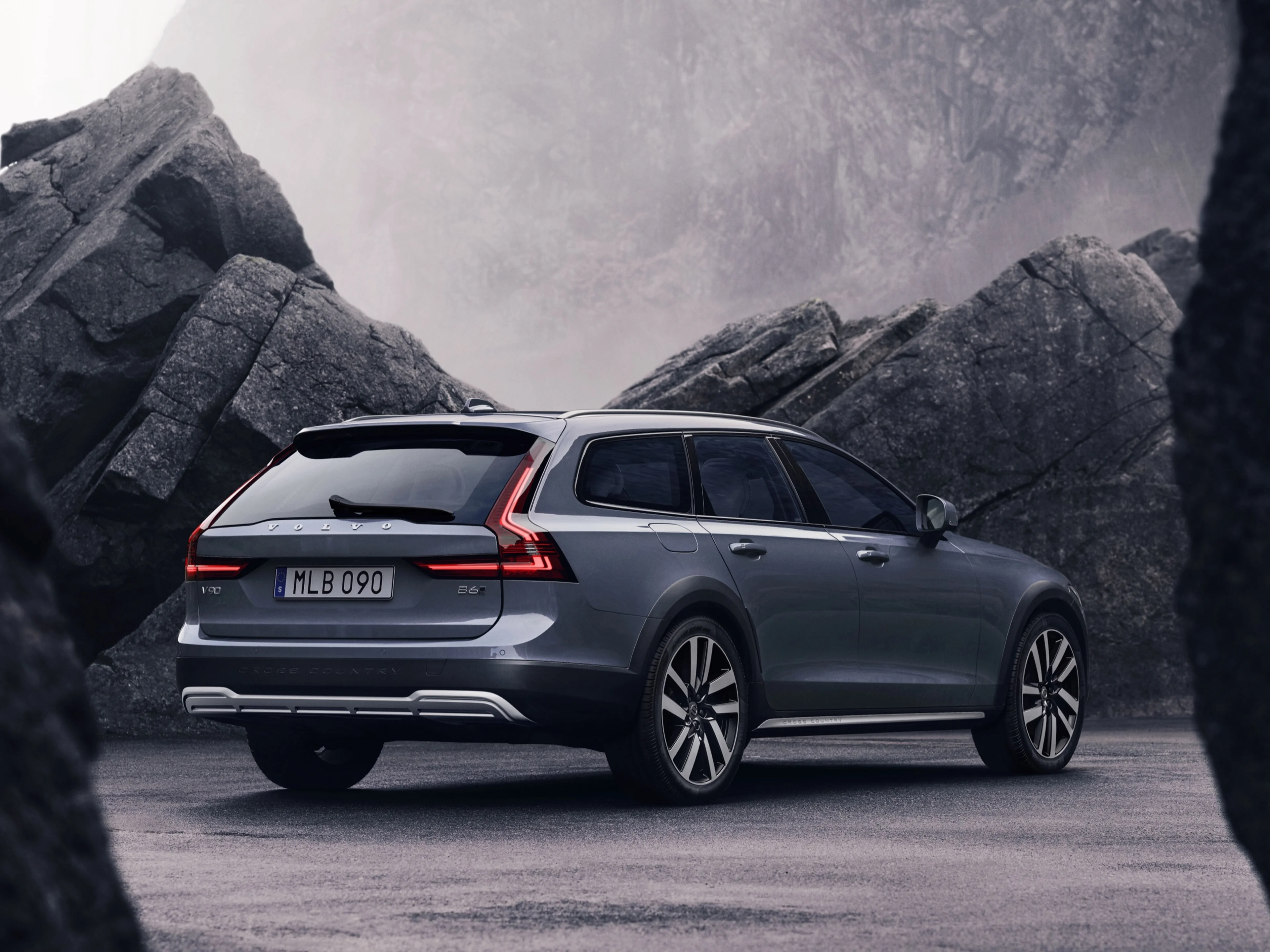 Una Volvo V90 Cross Country in montagna
