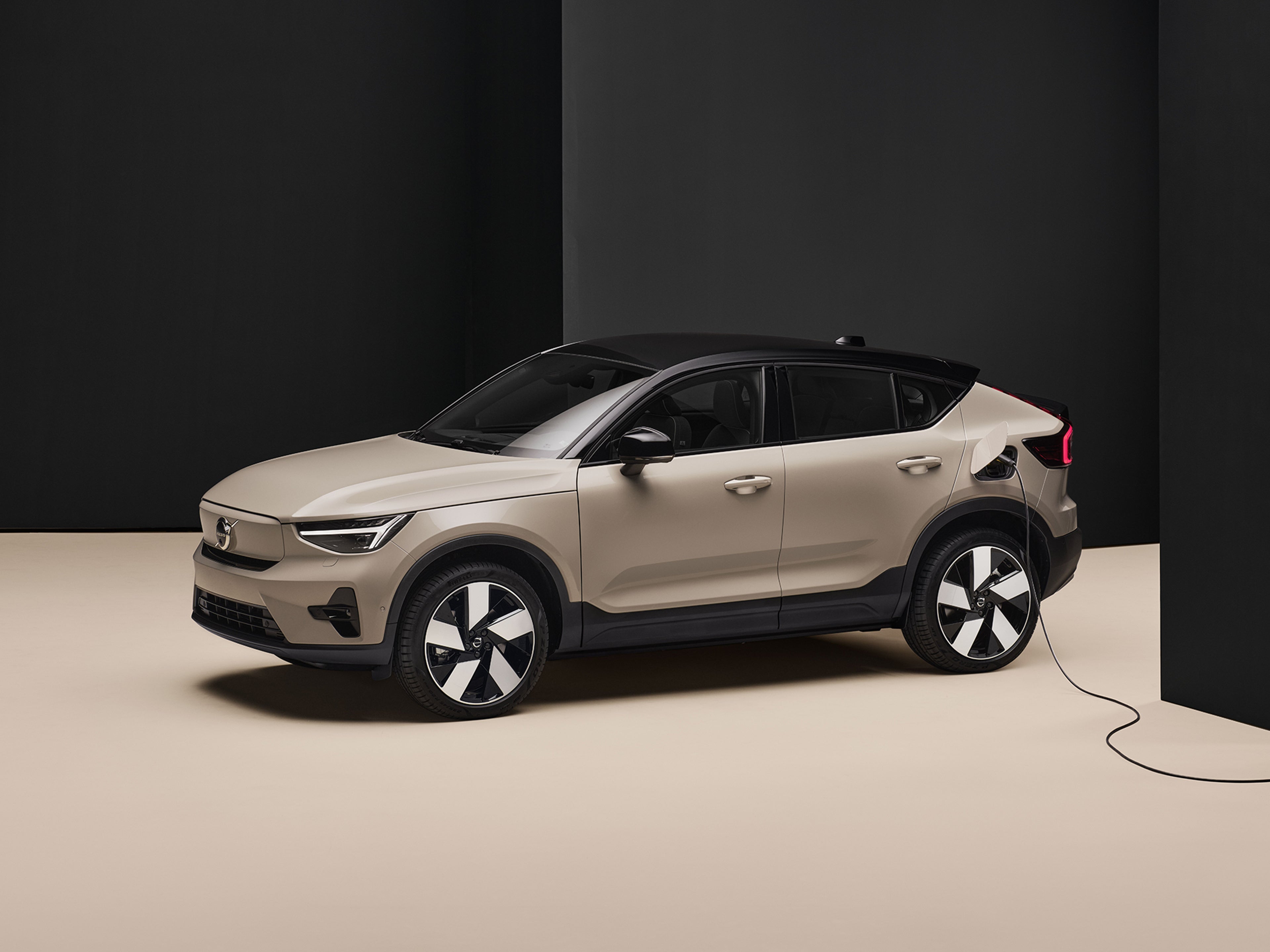 Das Seitenprofil eines blauen Volvo C40 Recharge.