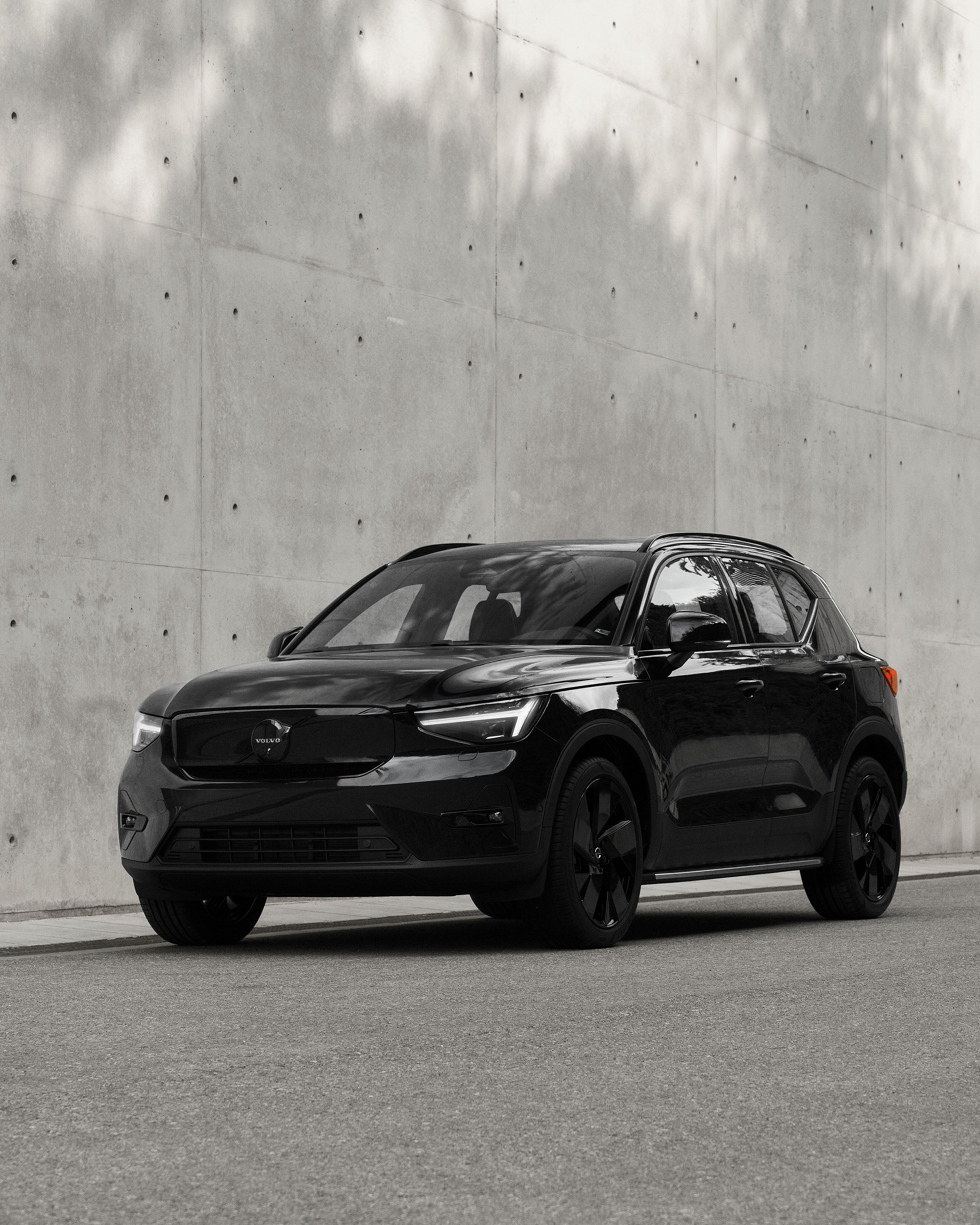 Vista angular dianteira do EX40 elétrico Black Edition