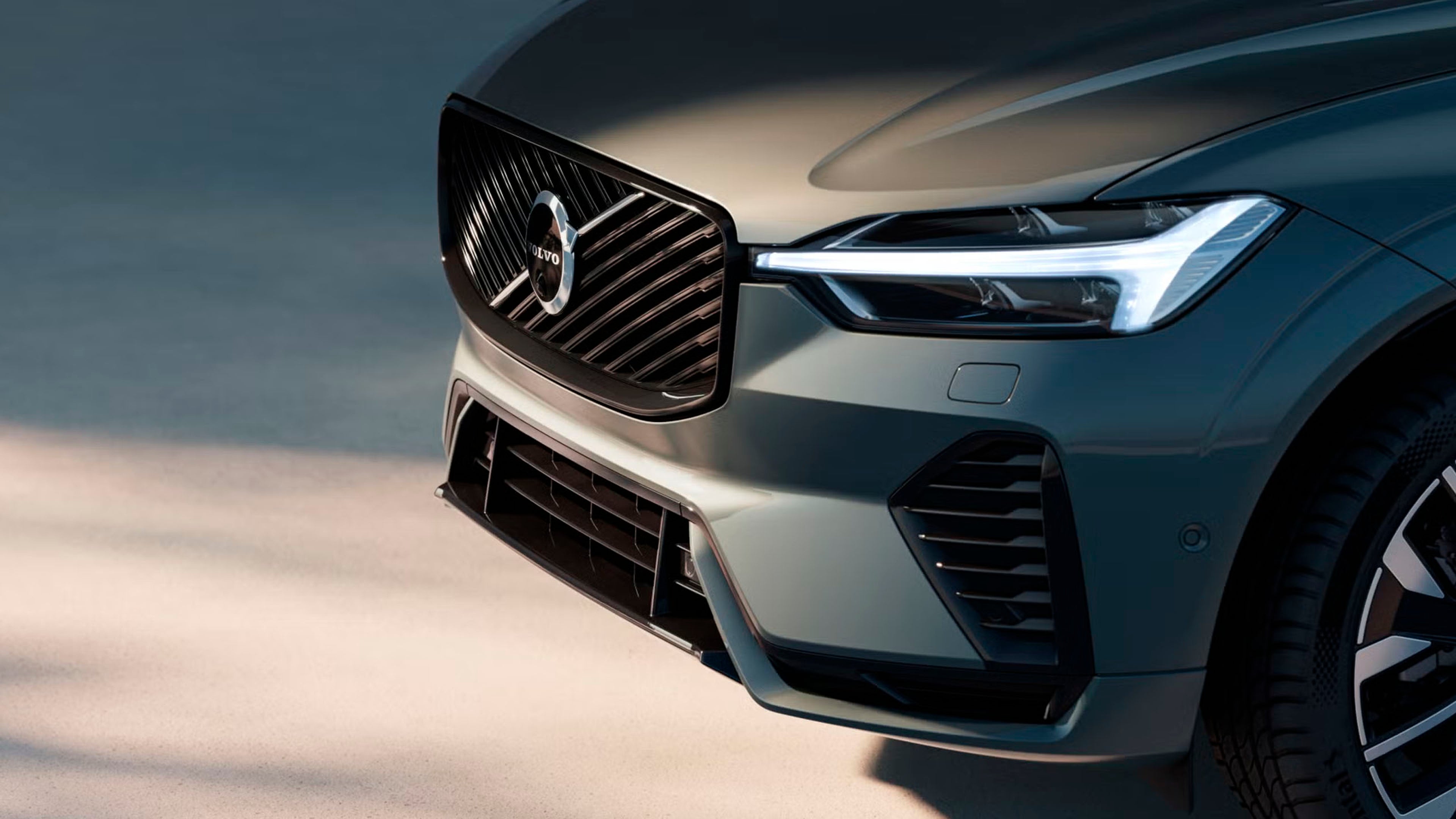 Volvo XC60 vista parte frontal destacando la parrila, el logo y las luces LED.