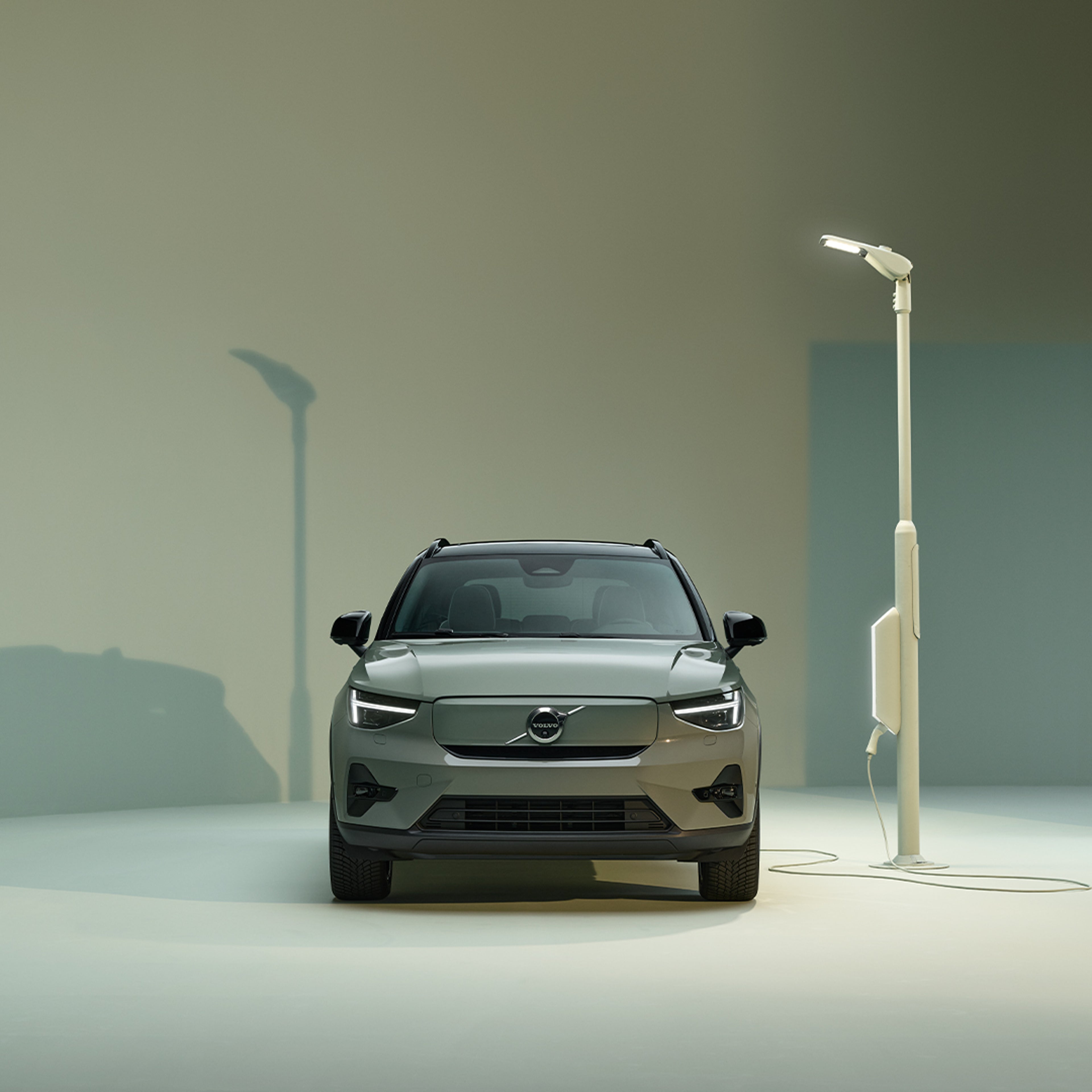 التصميم الأمامي الخارجي لفولفو XC40 Recharge الكهربائية النقية مع شاحن ومحطة شحن.