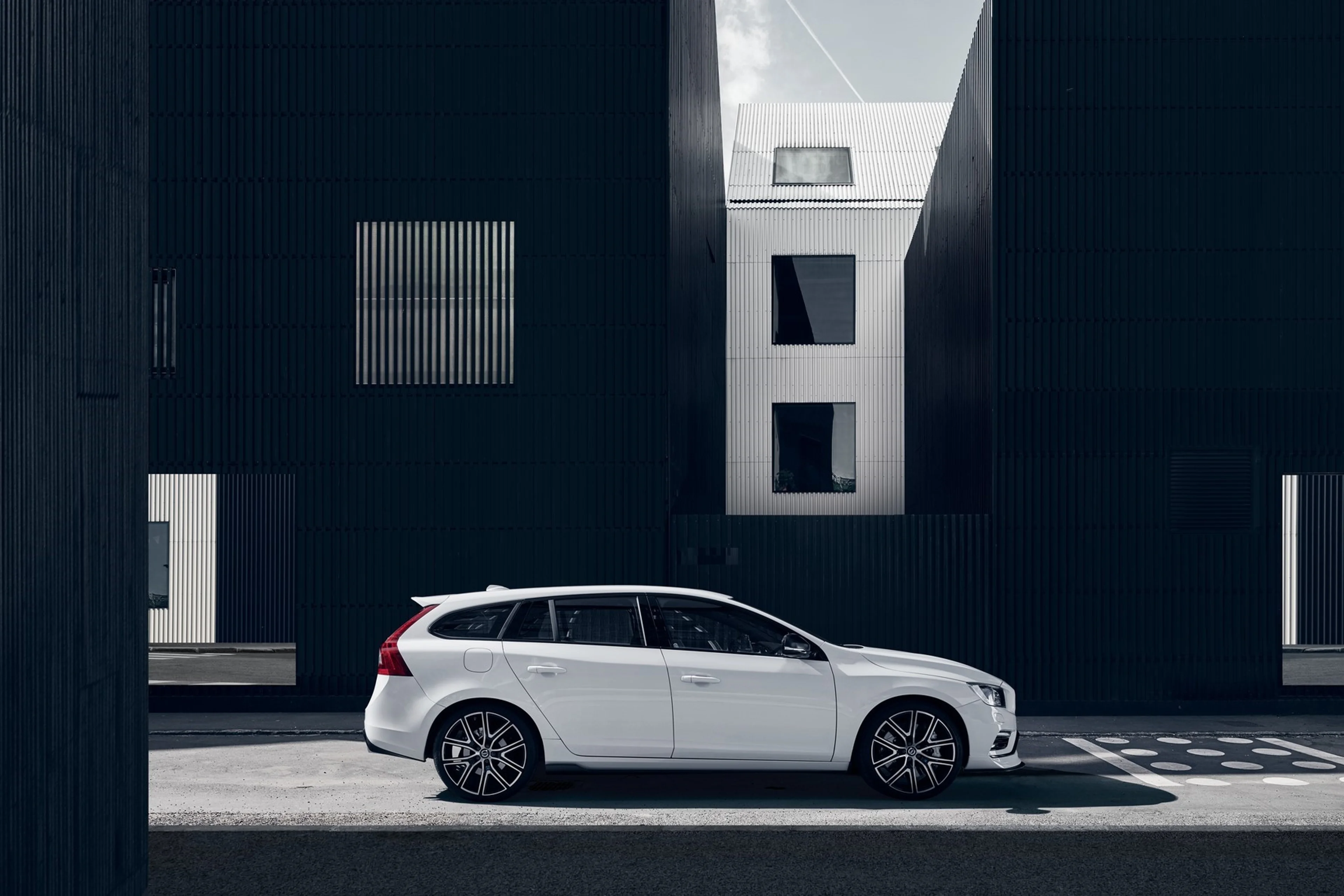 Imagen que muestra un Volvo V60 estacionado entre dunas de arena.
