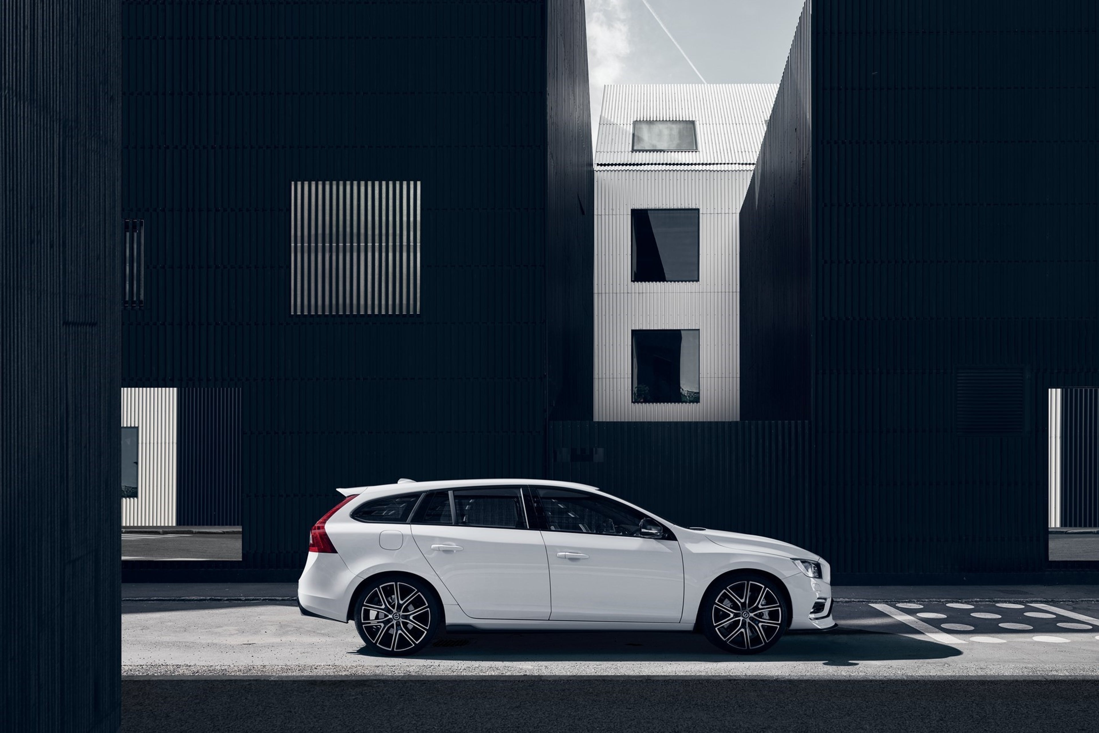 Kum tepelerinin arasına park edilmiş bir Volvo V60'ın fotoğrafı