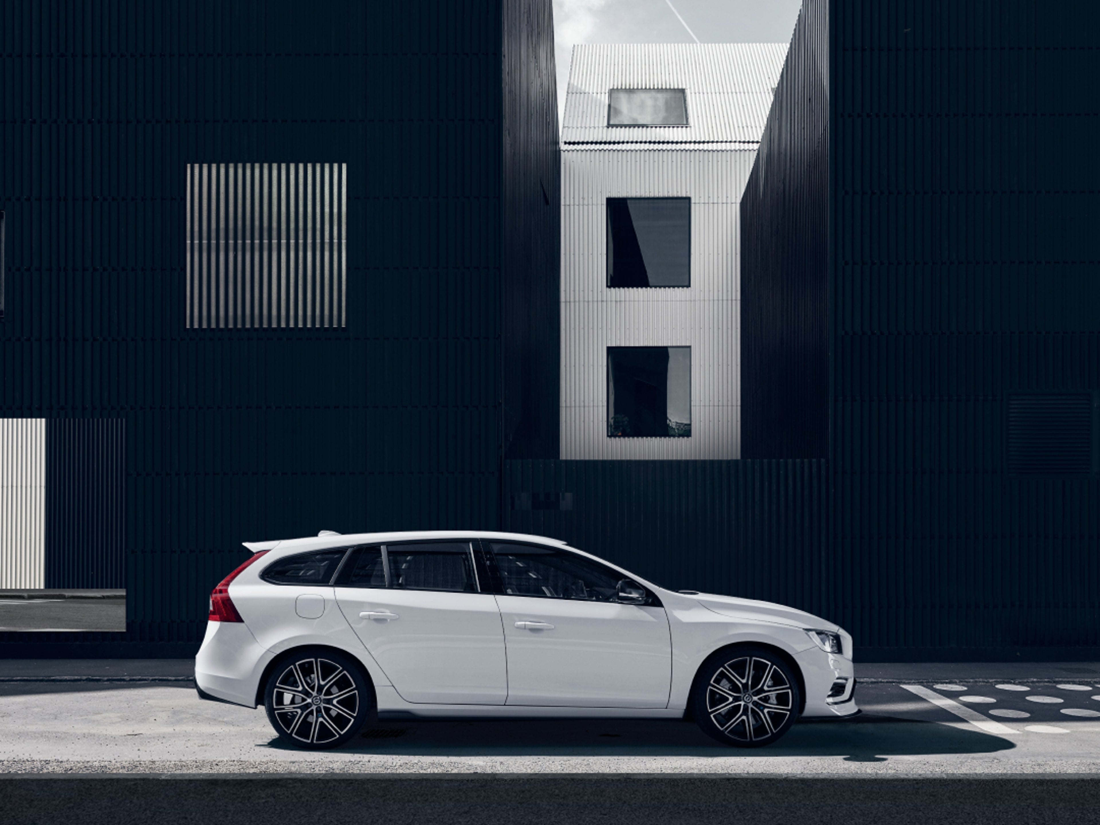 Zdjęcie przedstawiające Volvo V60 zaparkowane wśród wydm.