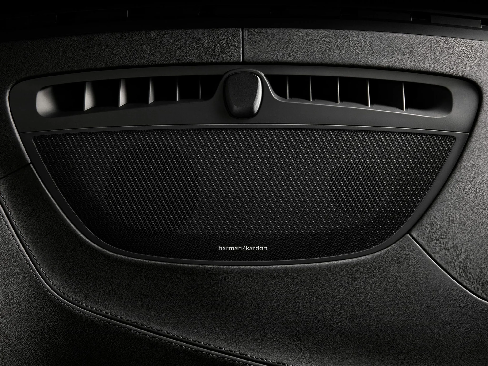 Altavoces Harman Kardon en el interior de un Volvo XC90 Recharge.