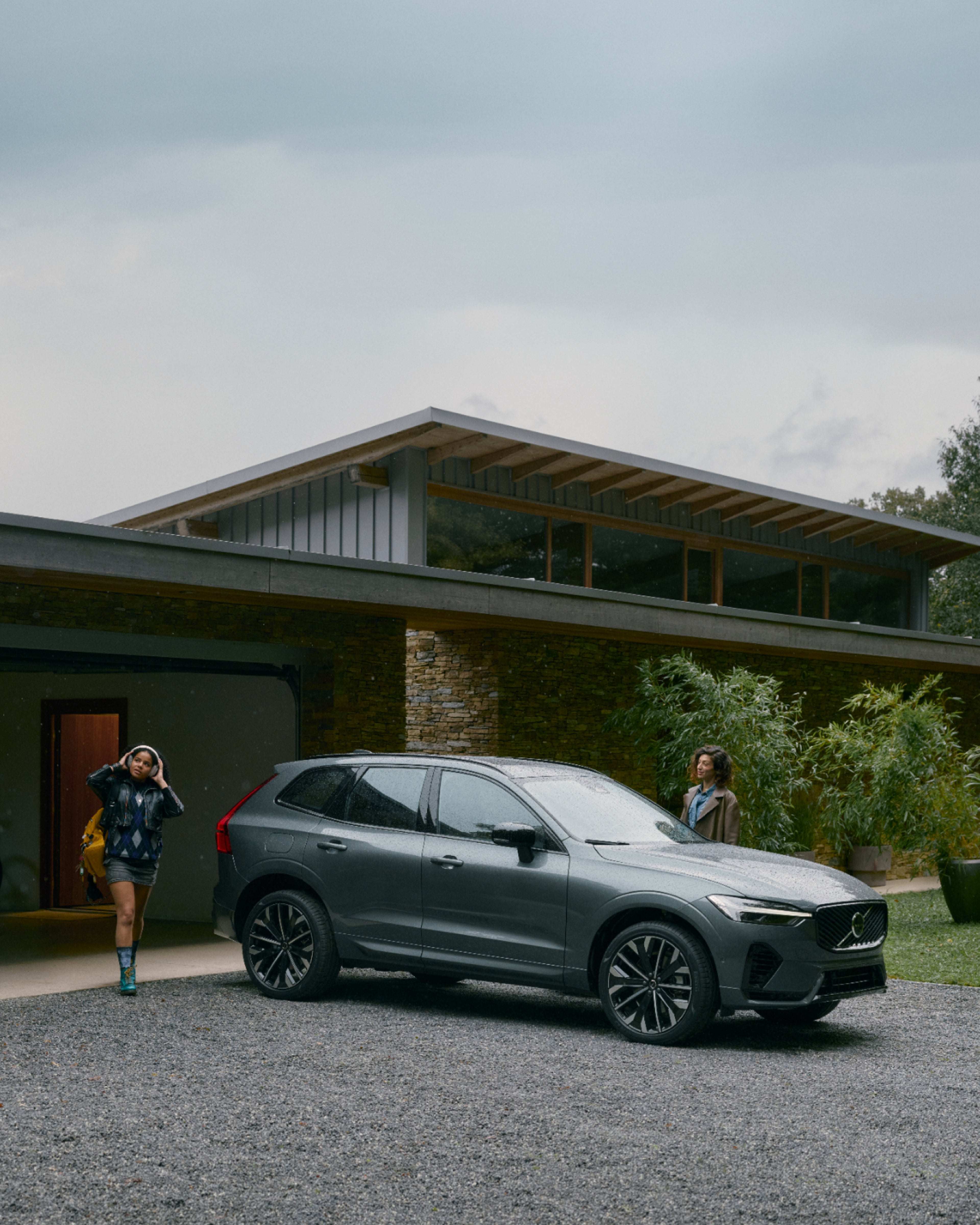 Due donne davanti a una casa si preparano a salire su una Volvo XC60.