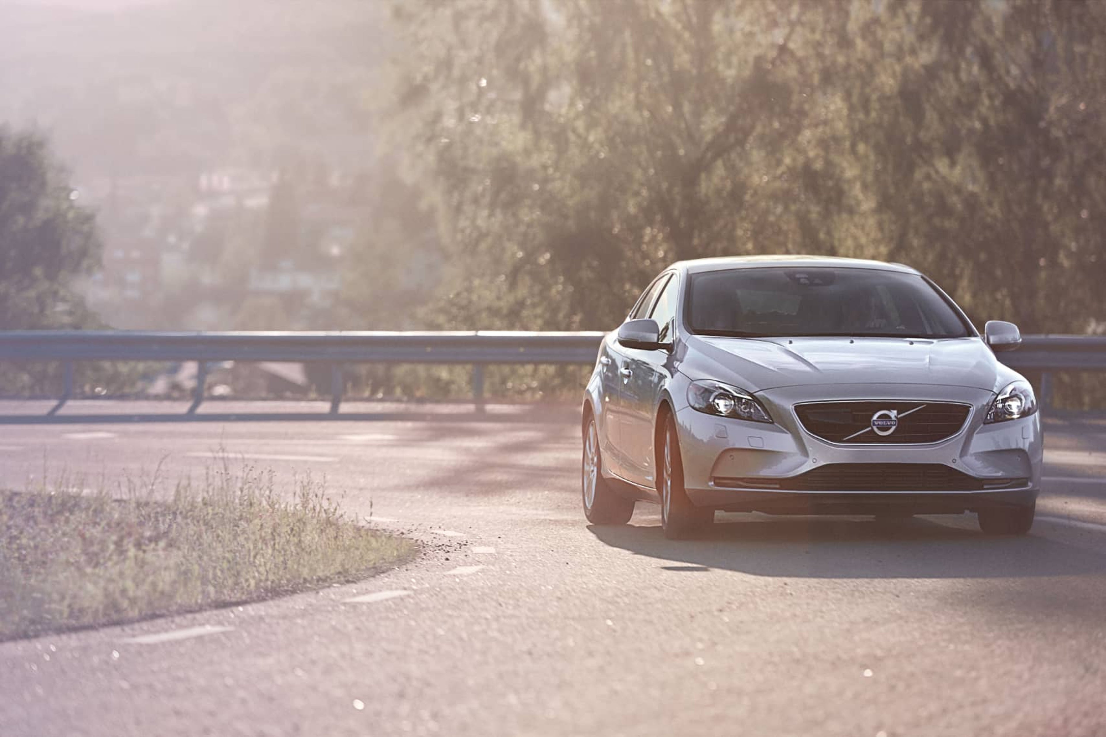 Un Volvo V40 recorriendo una carretera.