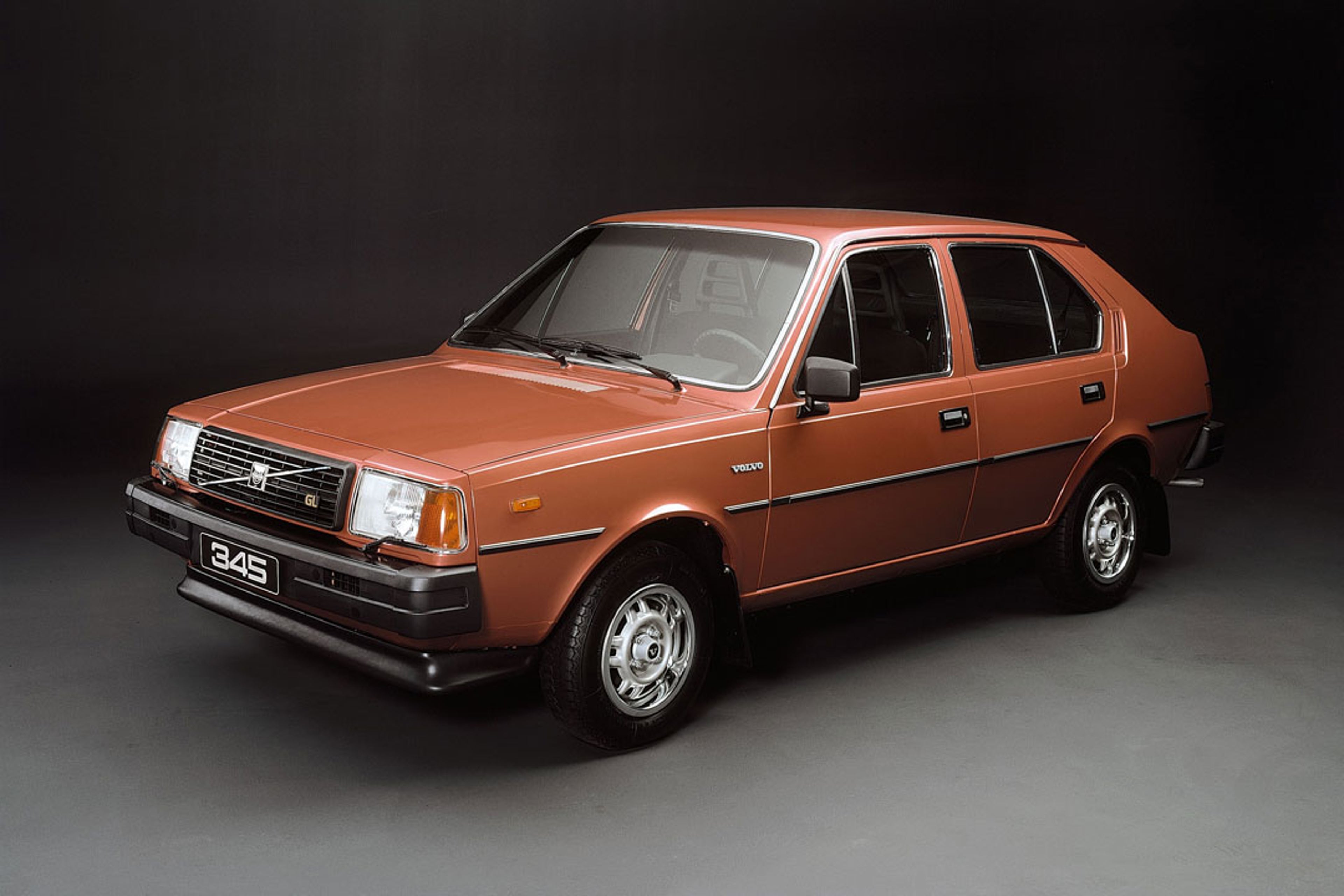 Un Volvo 345 en un estudio.