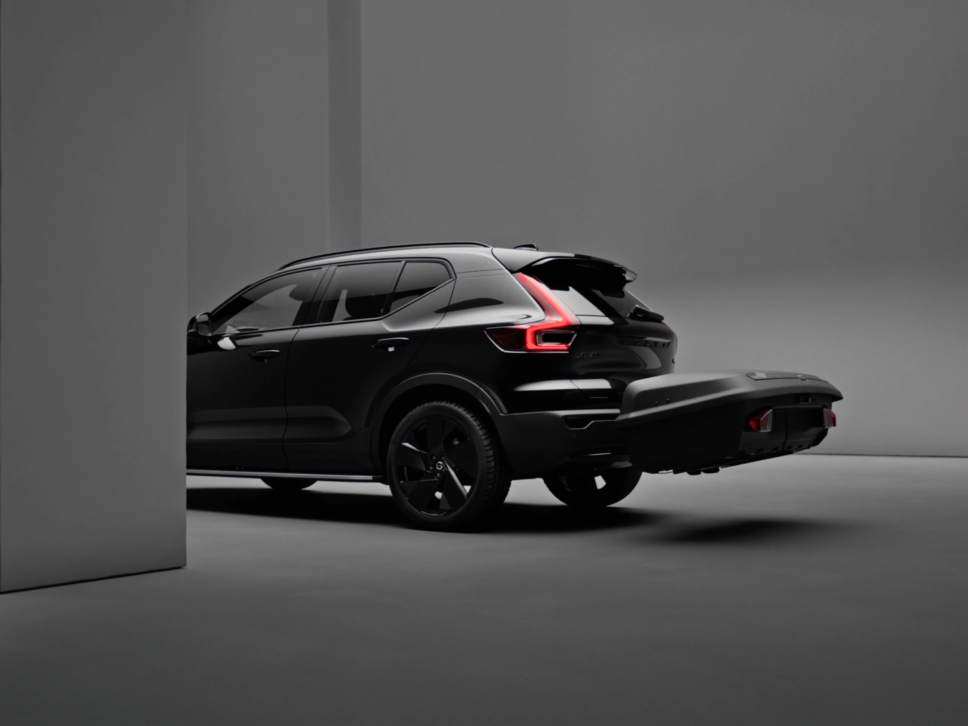 Volvo EX40 integral electric Black Edition cu un accesoriu pentru plafon.