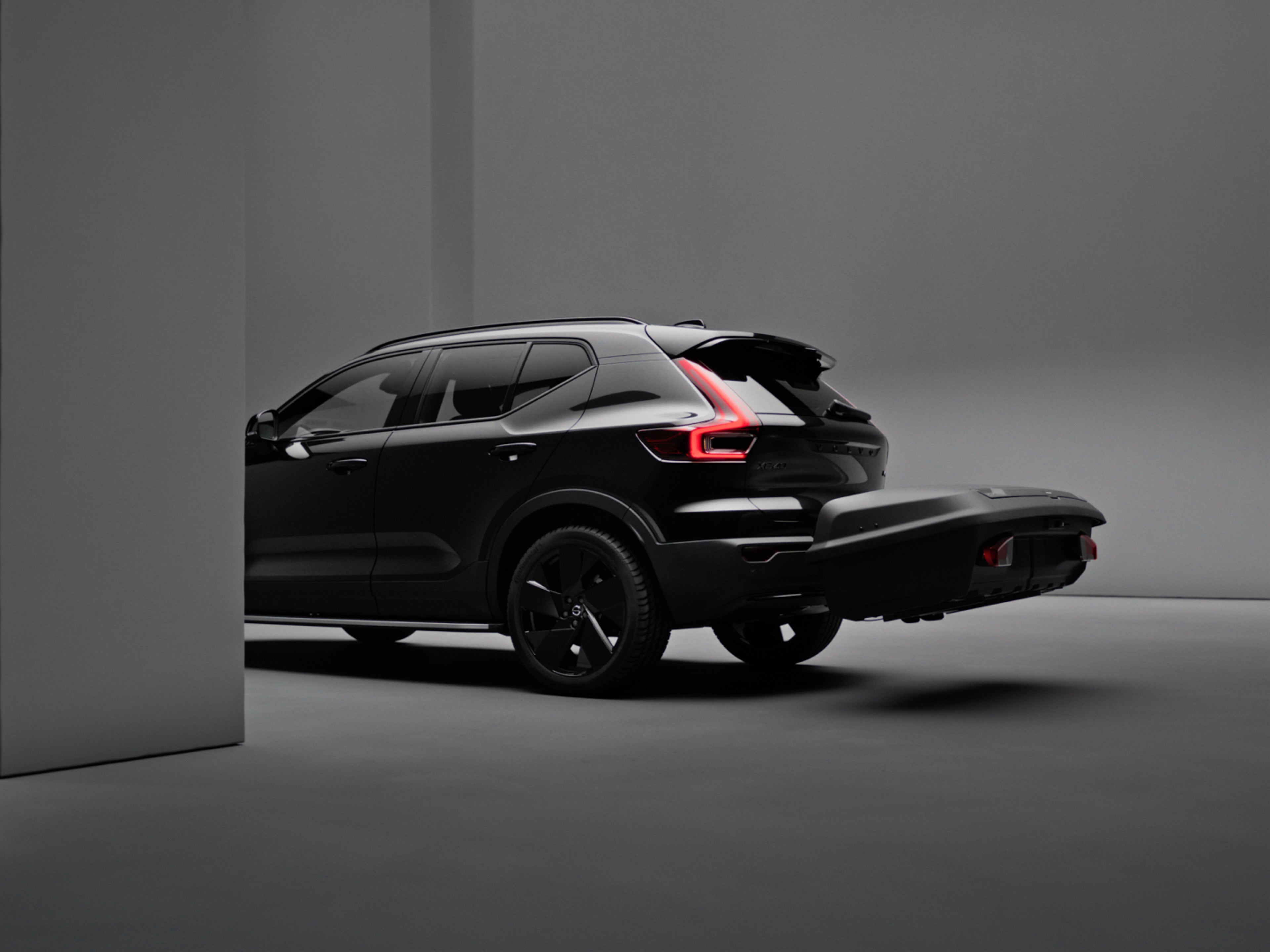 El Volvo EX40 Black Edition totalmente eléctrico con un accesorio de techo.