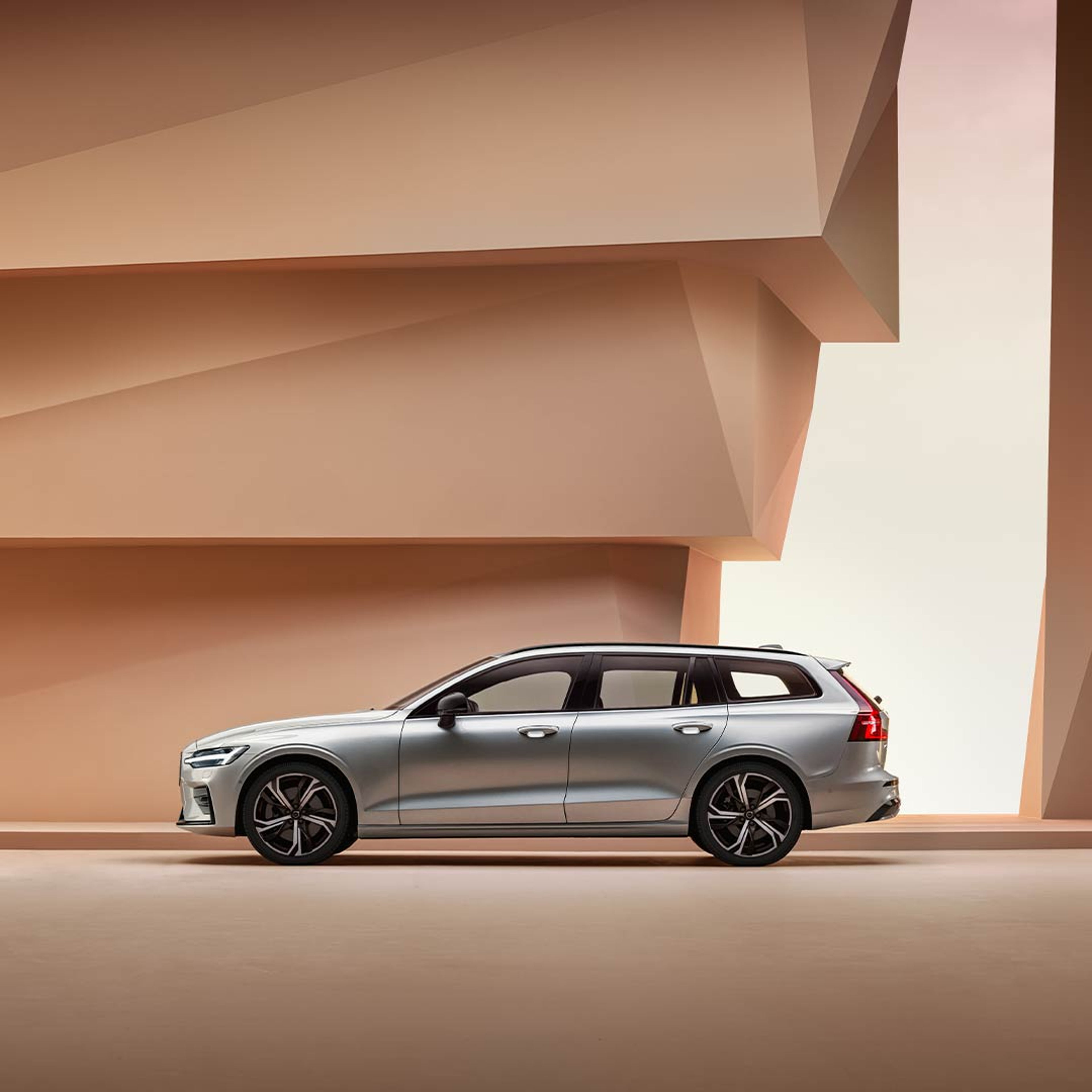 Vue latérale d'une familiale Volvo V60.