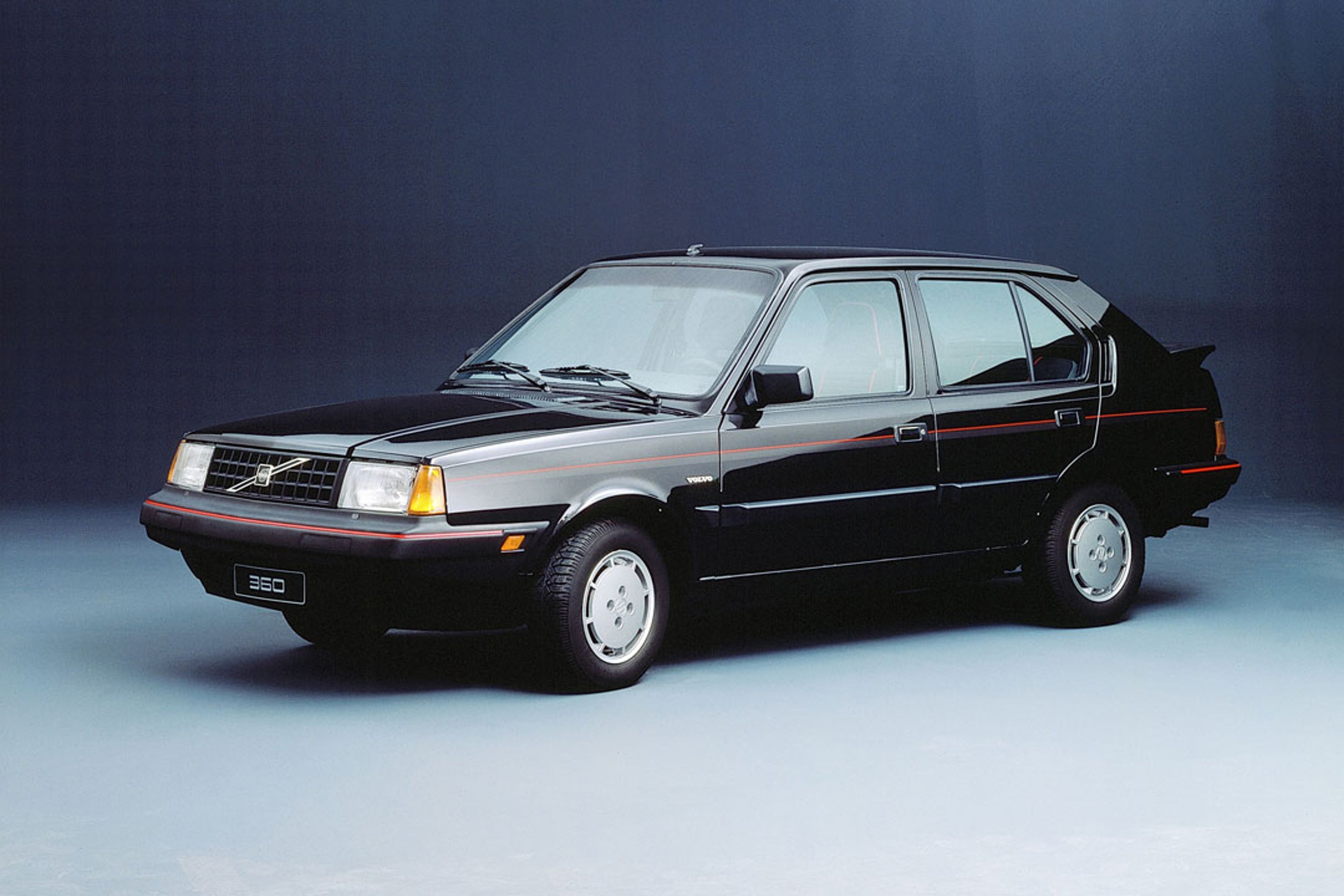 Un sedán Volvo 360 de tres puertas en un estudio.