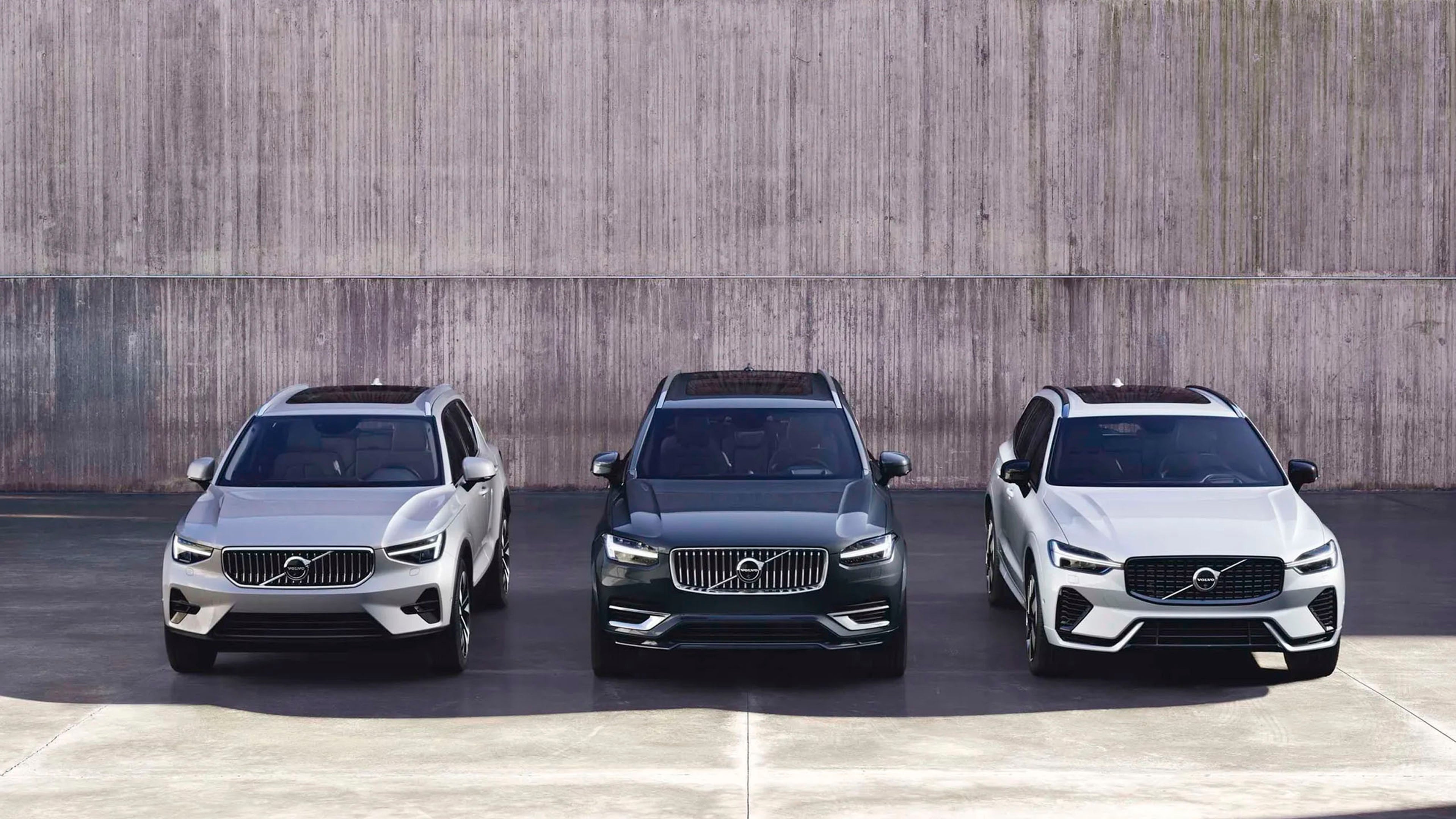 Vista de varios vehículos Volvo en un patio