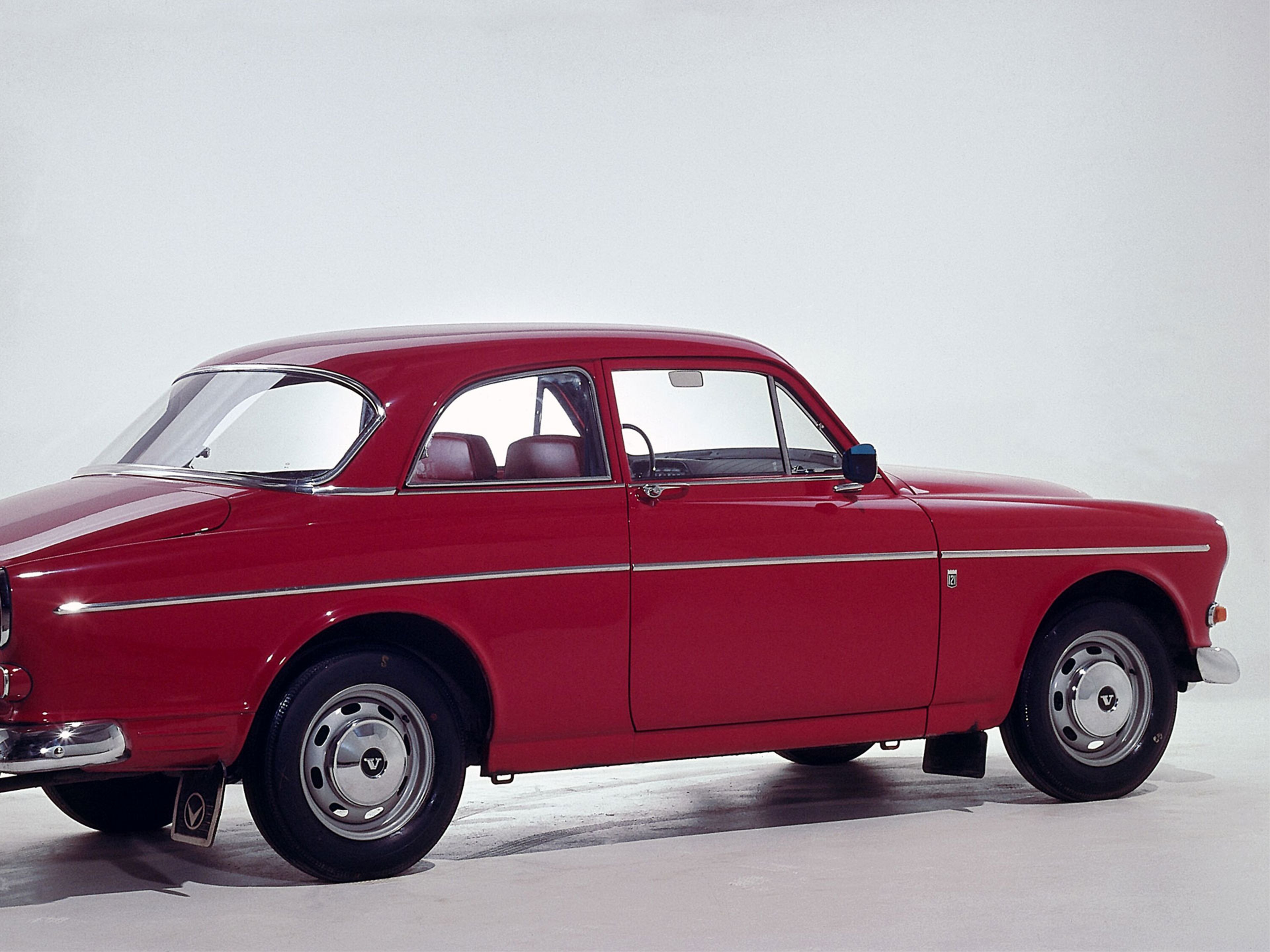 Volvo P121 rouge dans un studio vue de ¾ arrière