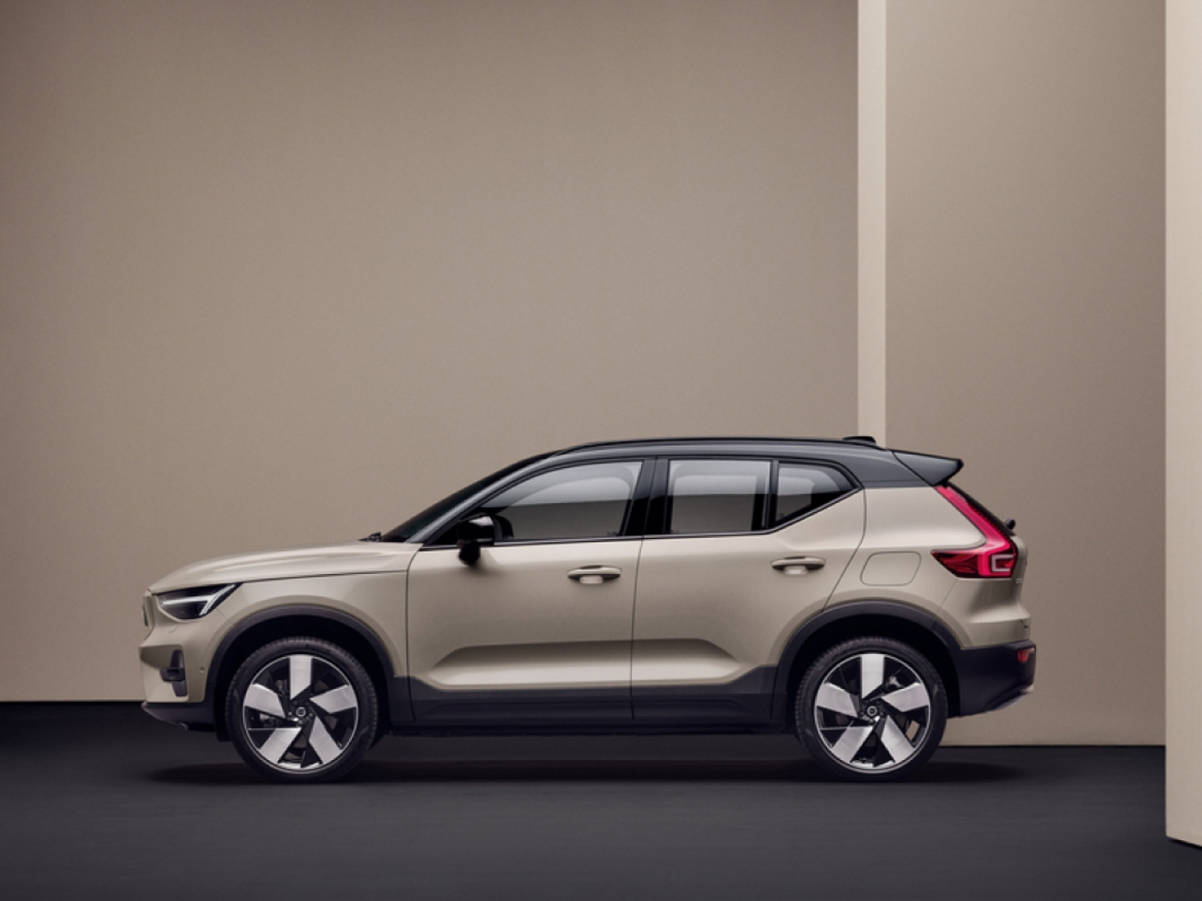 Perfil lateral de um SUV Volvo XC40 Recharge 100% elétrico em verde.