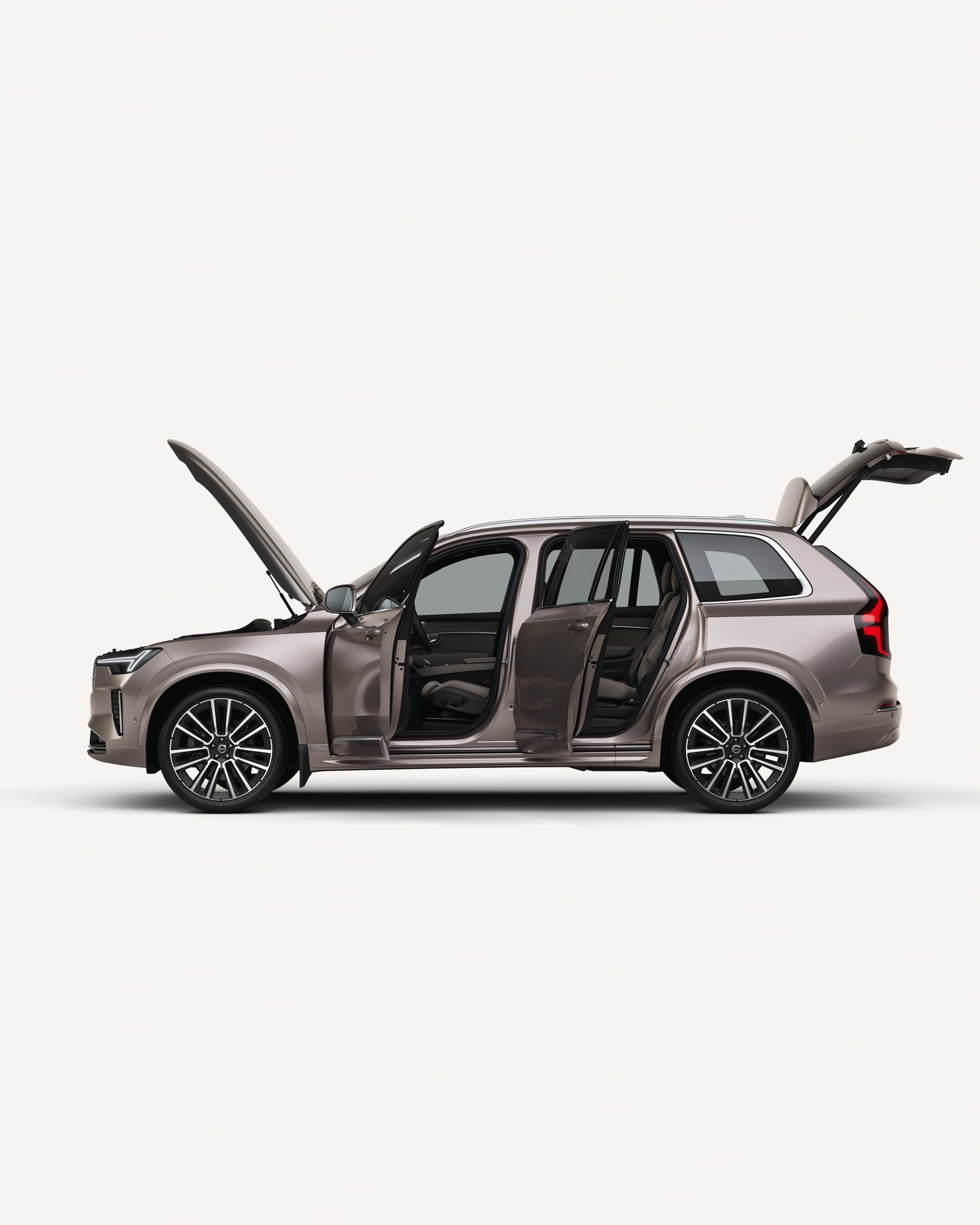 Seitenansicht des Volvo XC90 mit offener Motorhaube, Türen und Kofferraum in einer weißen Studioumgebung.