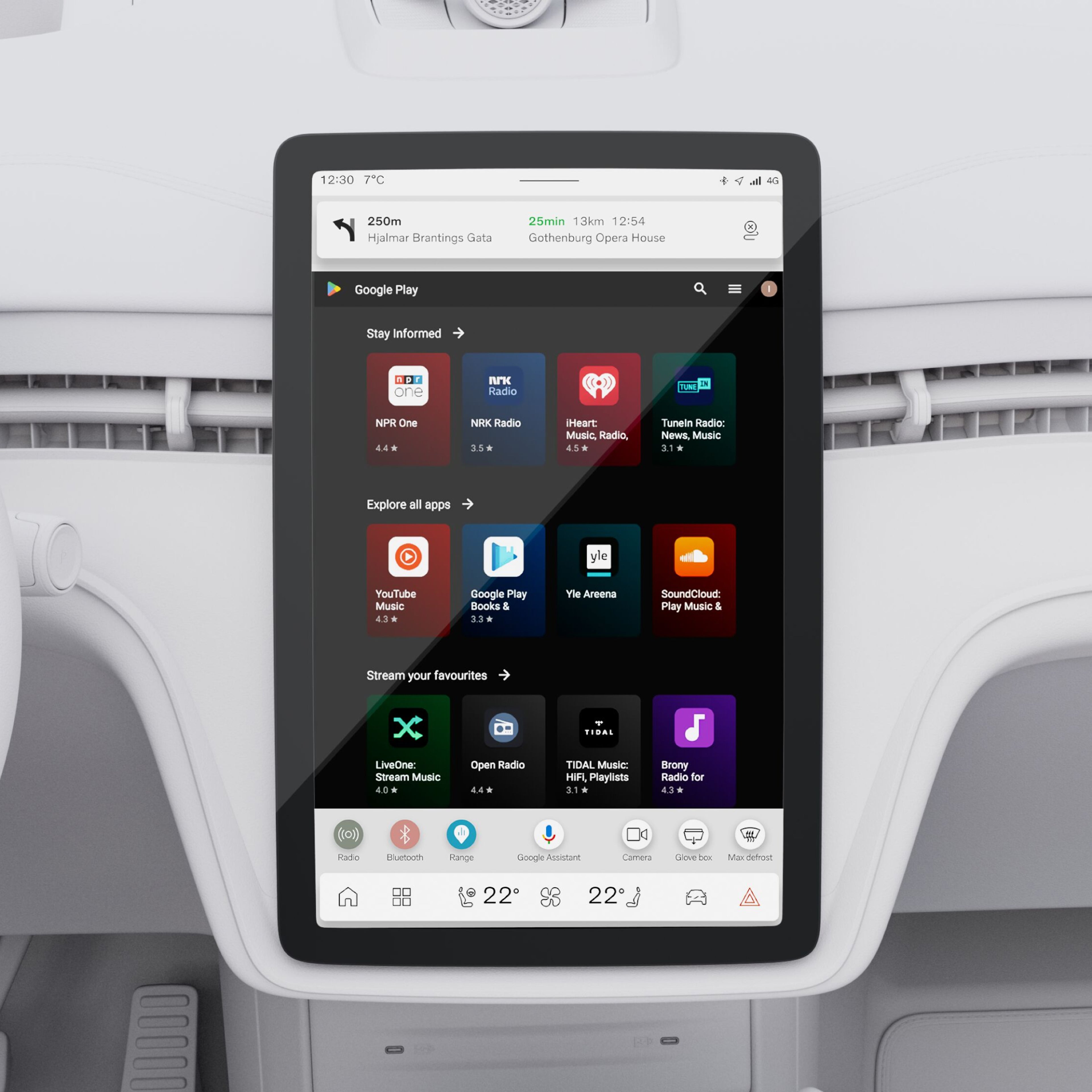 Un primer plano de la pantalla central táctil vista desde los asientos traseros de la cabina. La pantalla muestra Google Play.