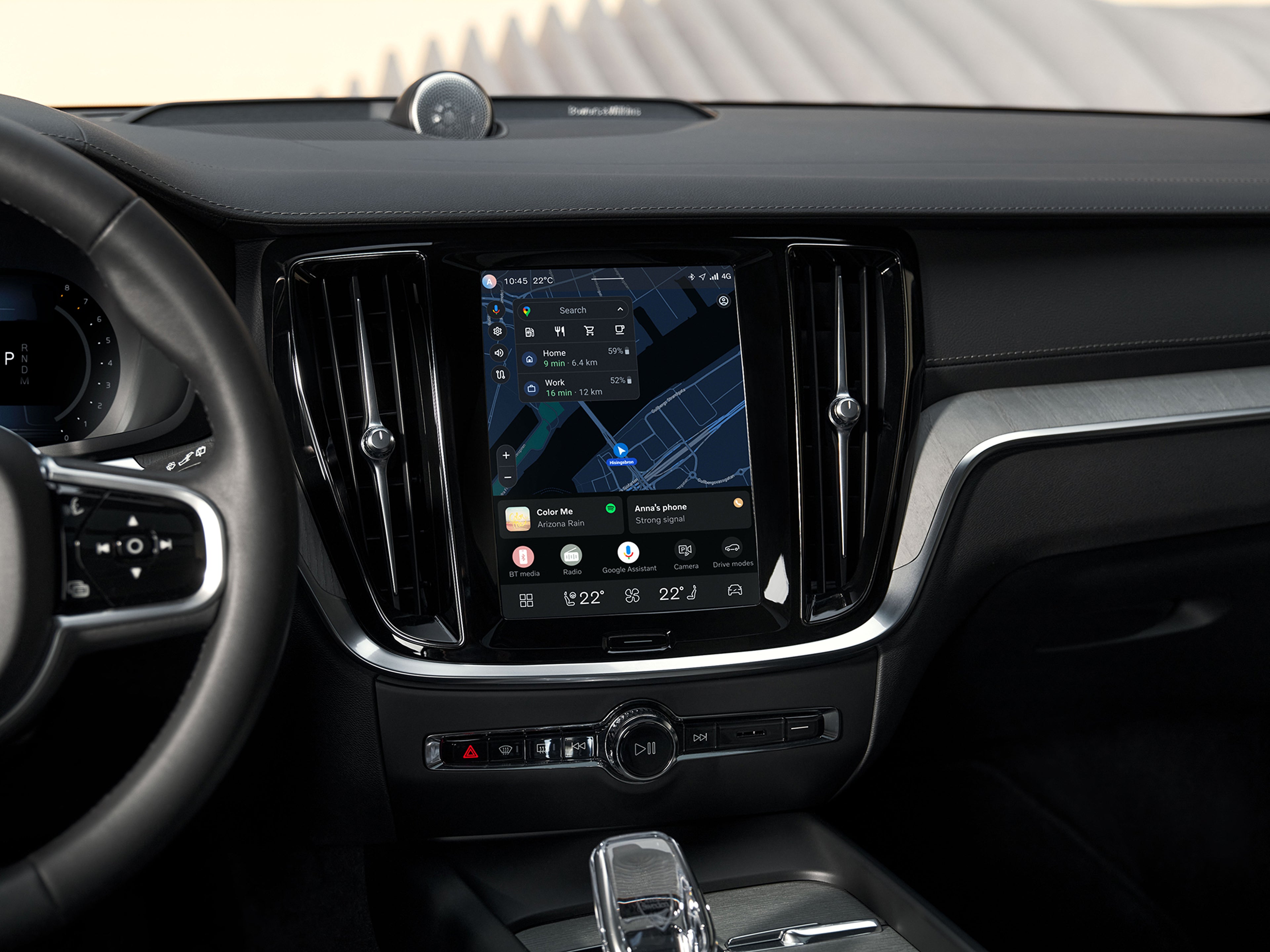 캐빈 뒷좌석에서 바라본 V60 Cross Country 터치스크린 센터 디스플레이 확대 이미지