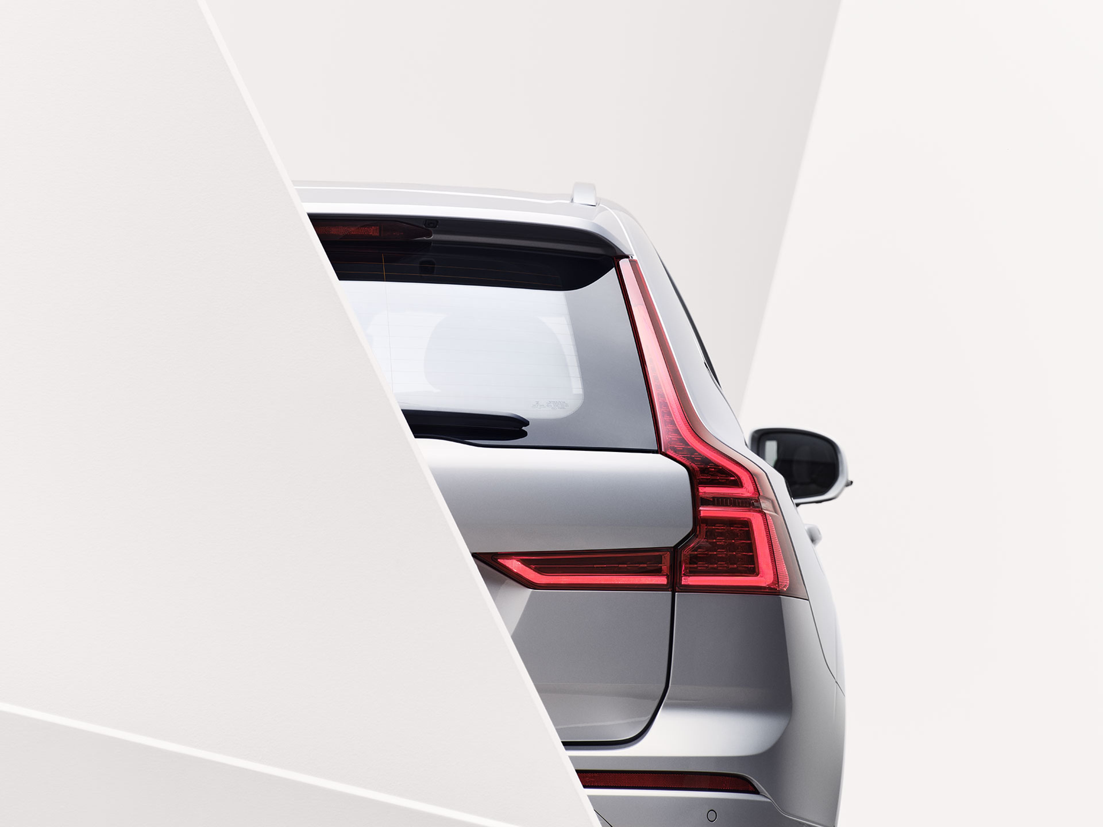 Volvo XC60 með fullum LED-afturljósum, horft aftan frá.