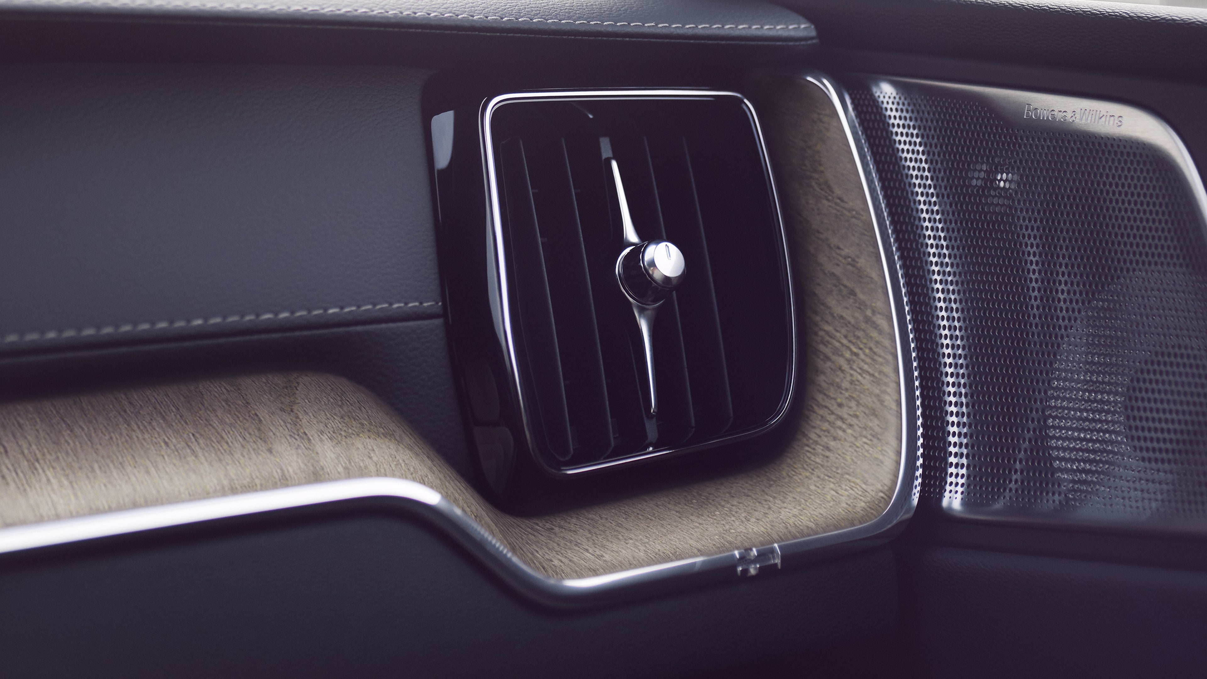 The advanced air purifier in Volvo XC60 Recharge helps you and your passengers enjoy better and healthier air quality.