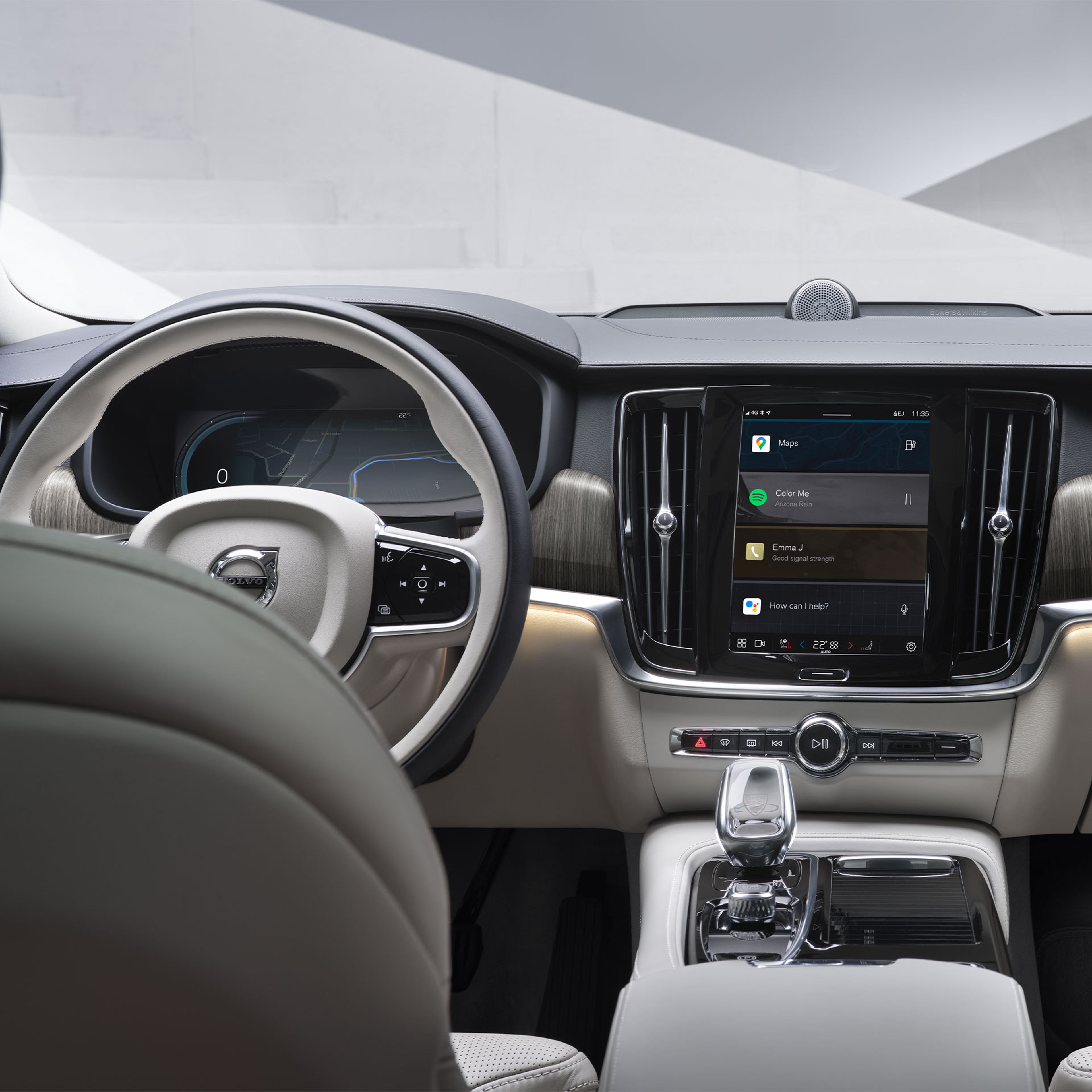 מבט על המושבים הקדמיים והדשבורד בוולוו S90 Recharge, כפי שנראות מהמושב האחורי.