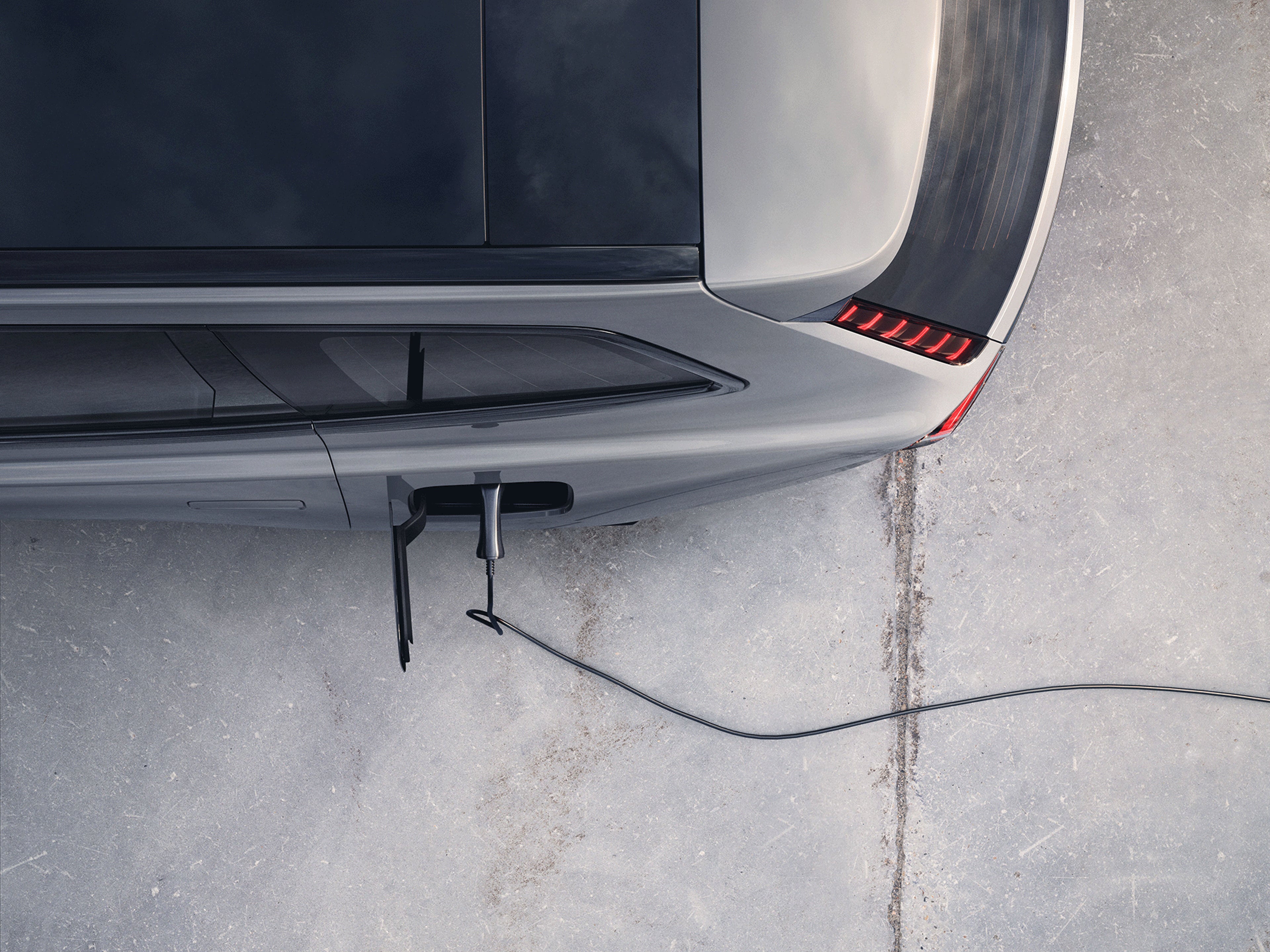 Ein Volvo EX90 wird aufgeladen.
