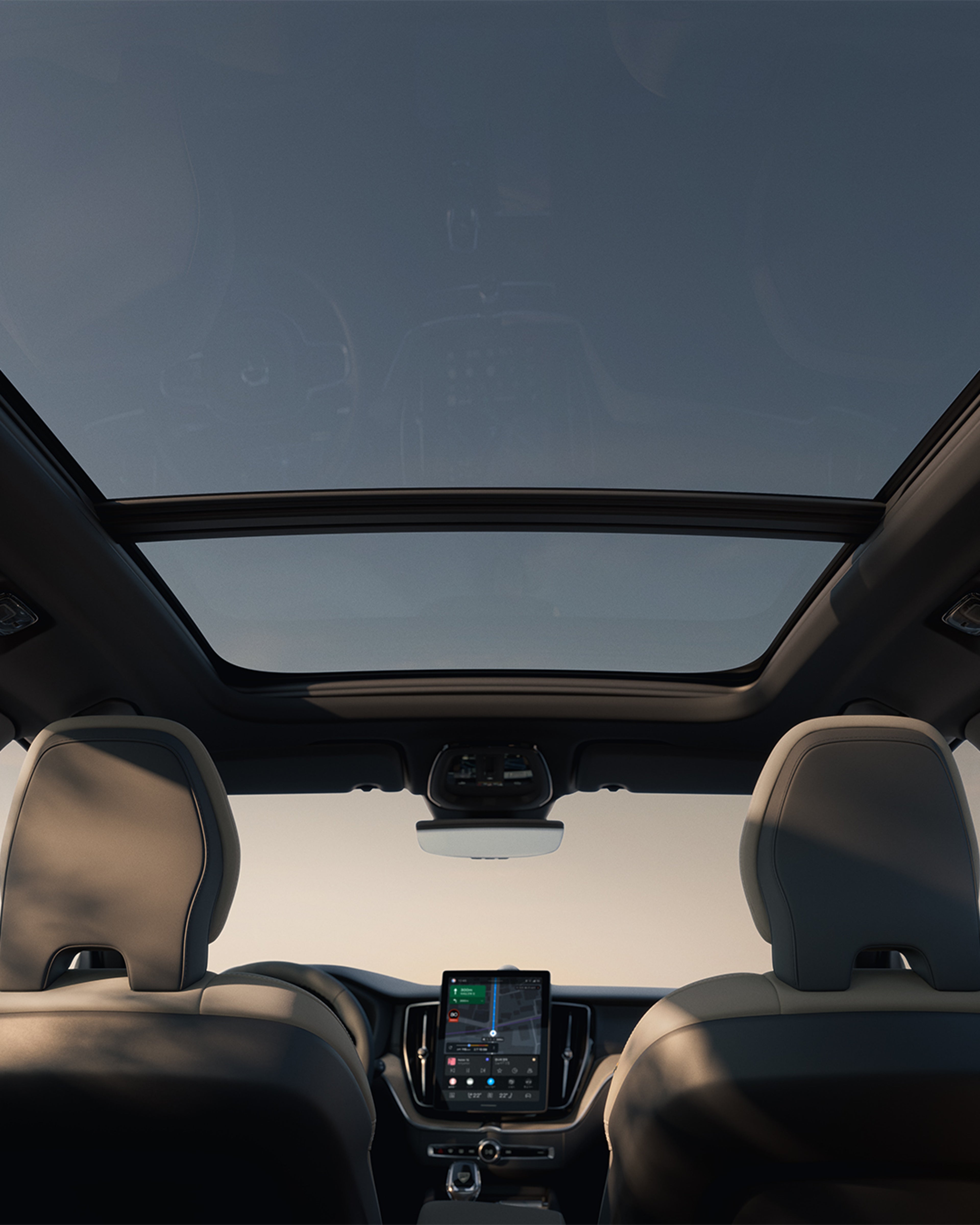 파노라마 루프가 있는 넓은 실내를 강조하는 볼보 XC60 내부.