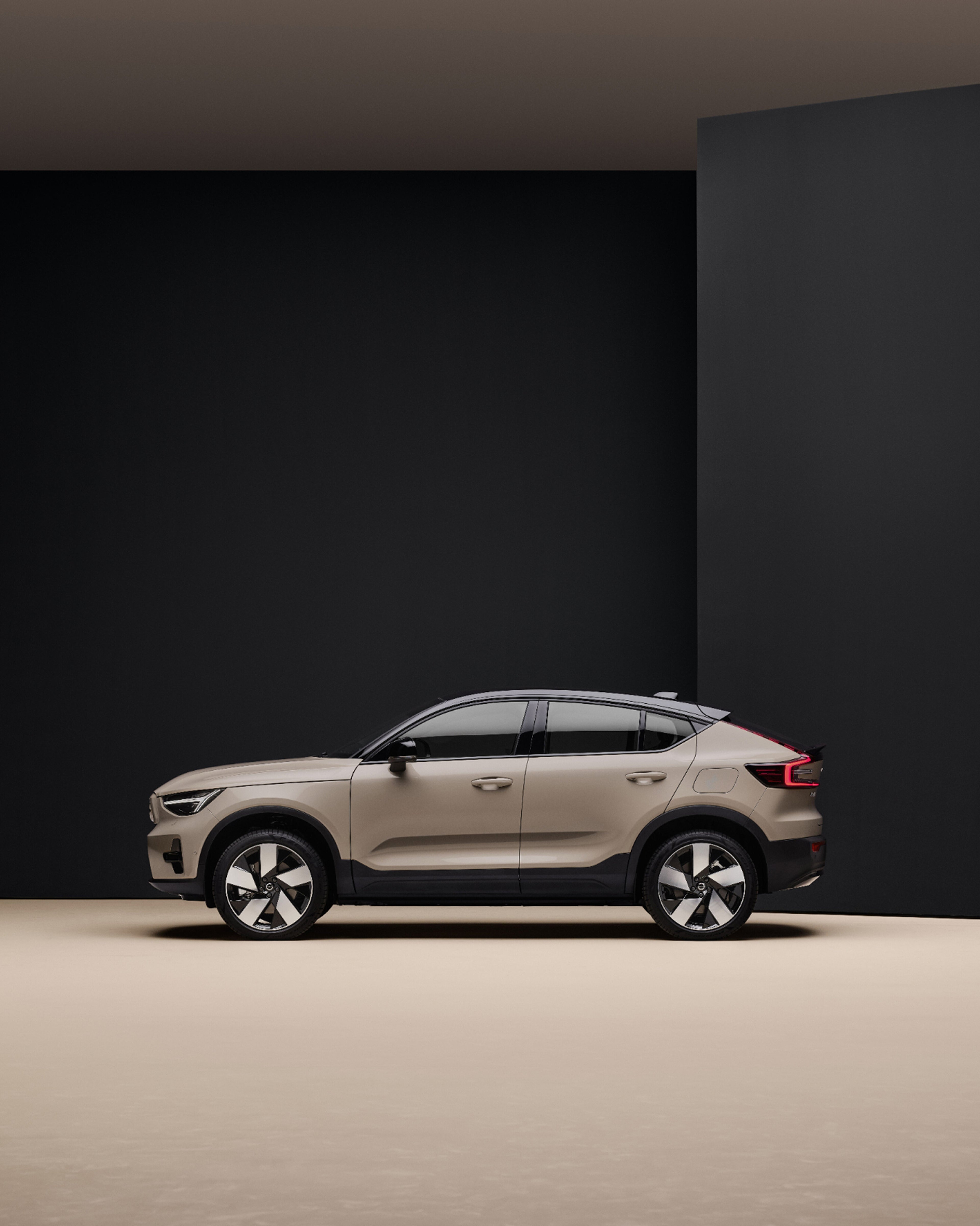 Vista lateral del Volvo EC40 totalmente eléctrico.