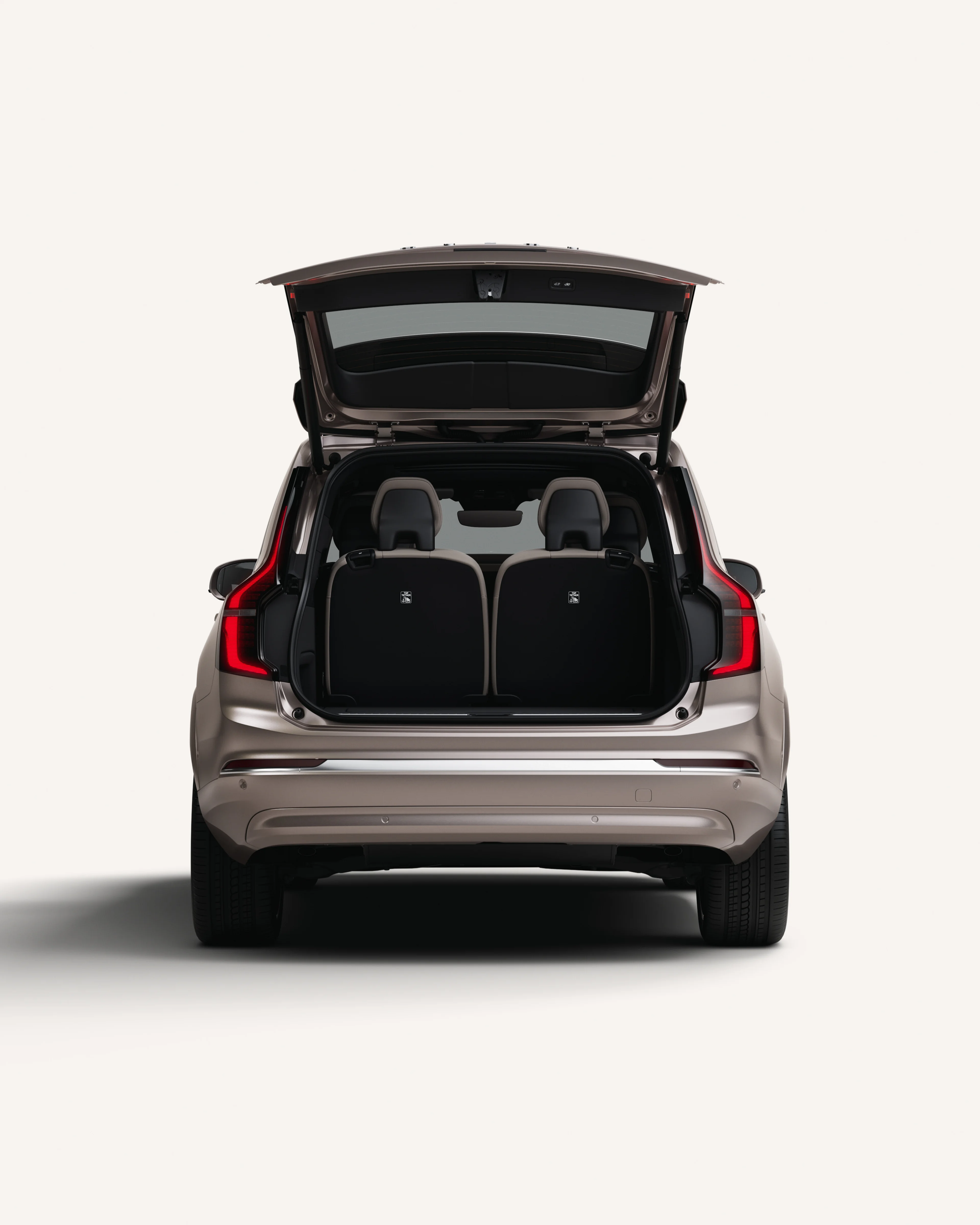 Vista posteriore di Volvo XC90 con il bagagliaio aperto in uno studio bianco.