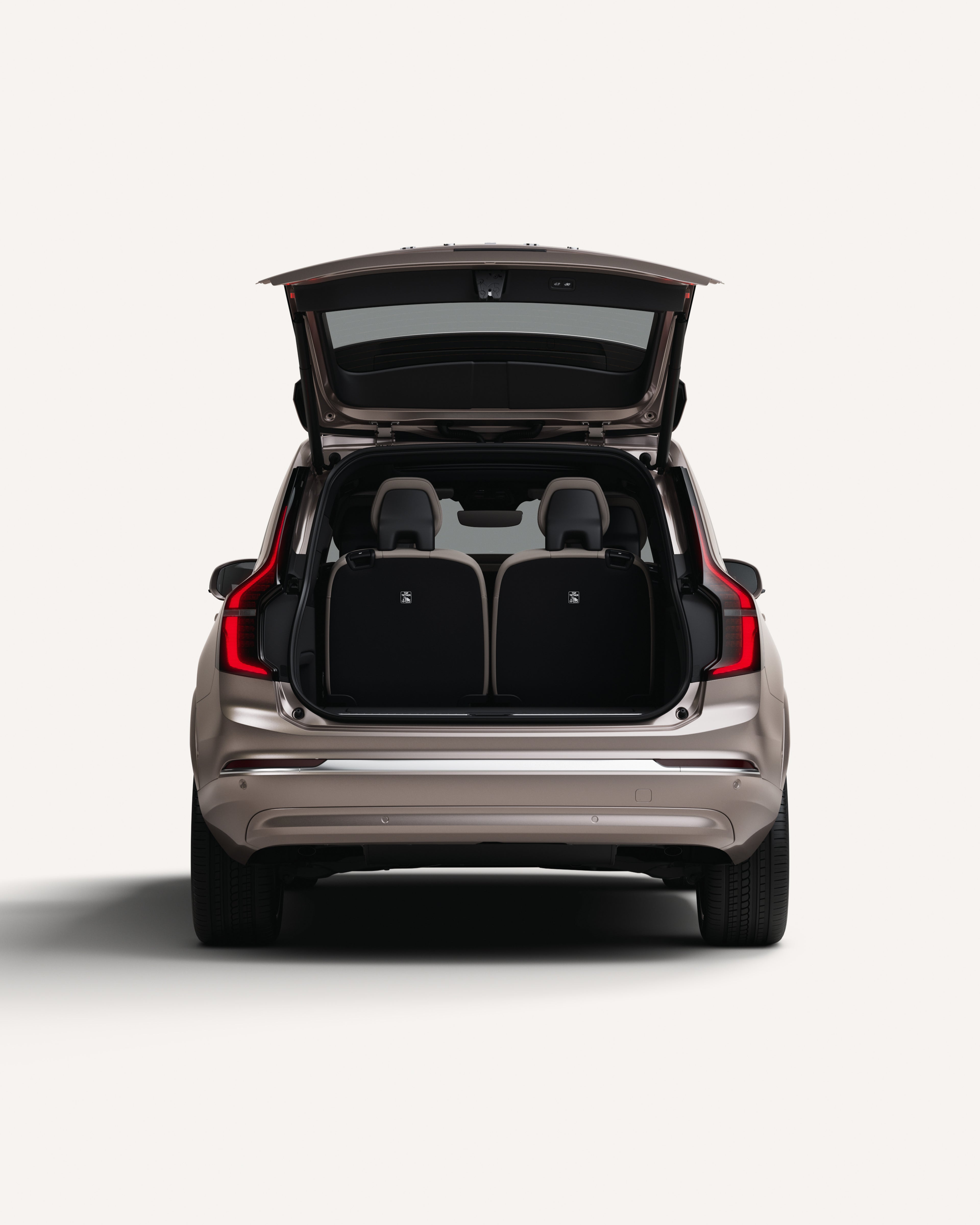 Heckansicht des Volvo XC90 mit geöffnetem Kofferraum in einer weißen Studioumgebung.