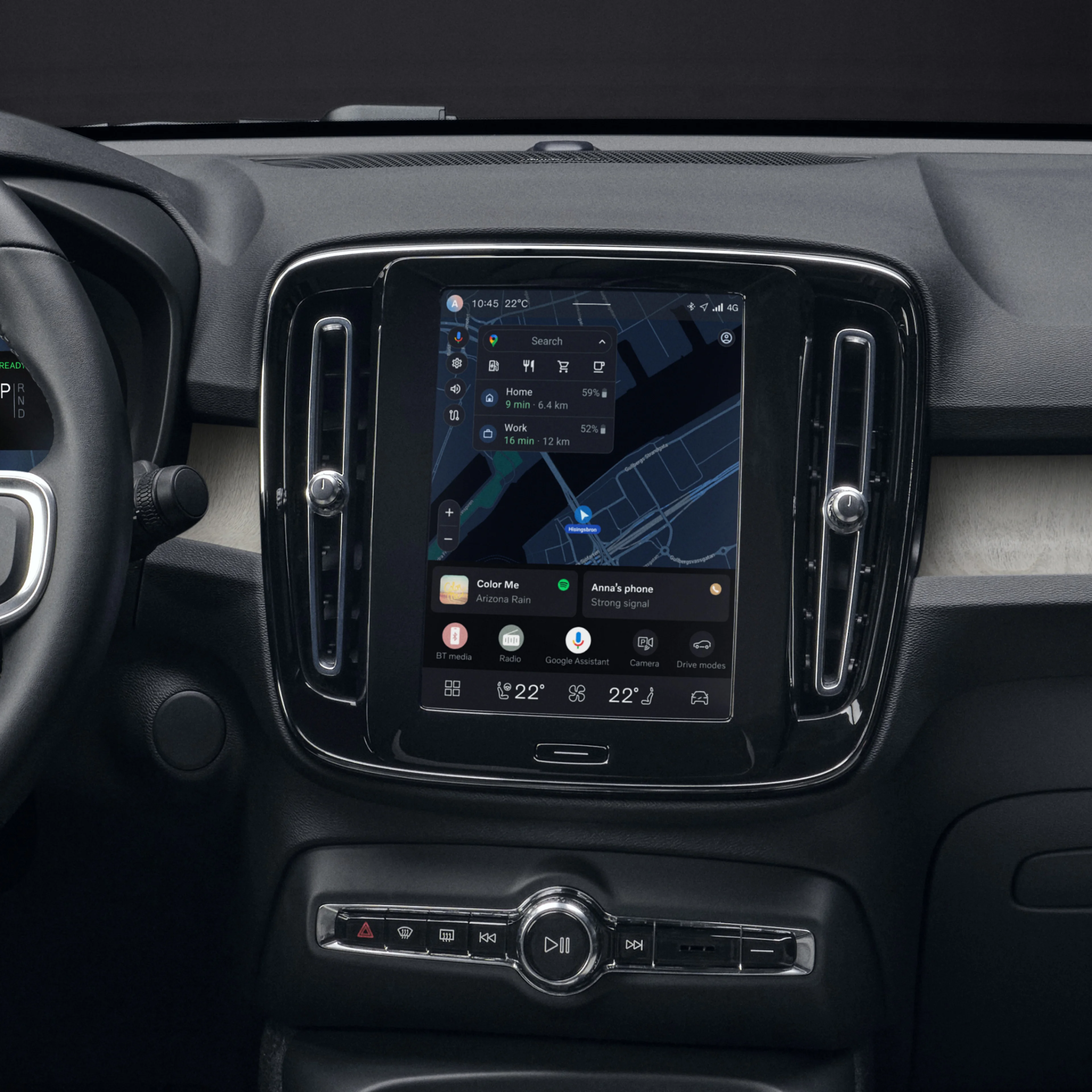 La pantalla central del Volvo EC40 muestra un mensaje de confirmación de una actualización de software.