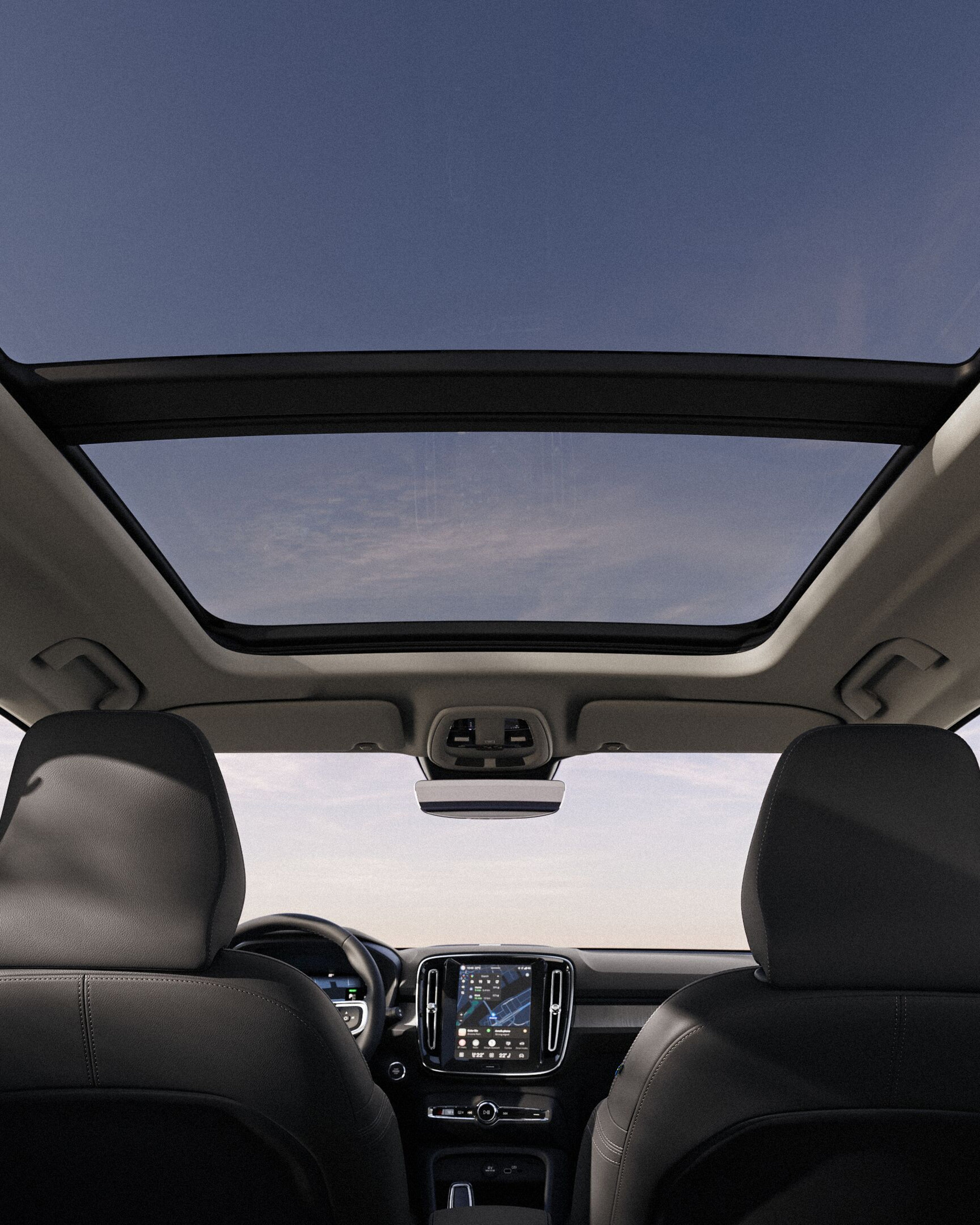 Поглед од задните седишта на Volvo XC40, на кој се гледа панорамскиот покрив.