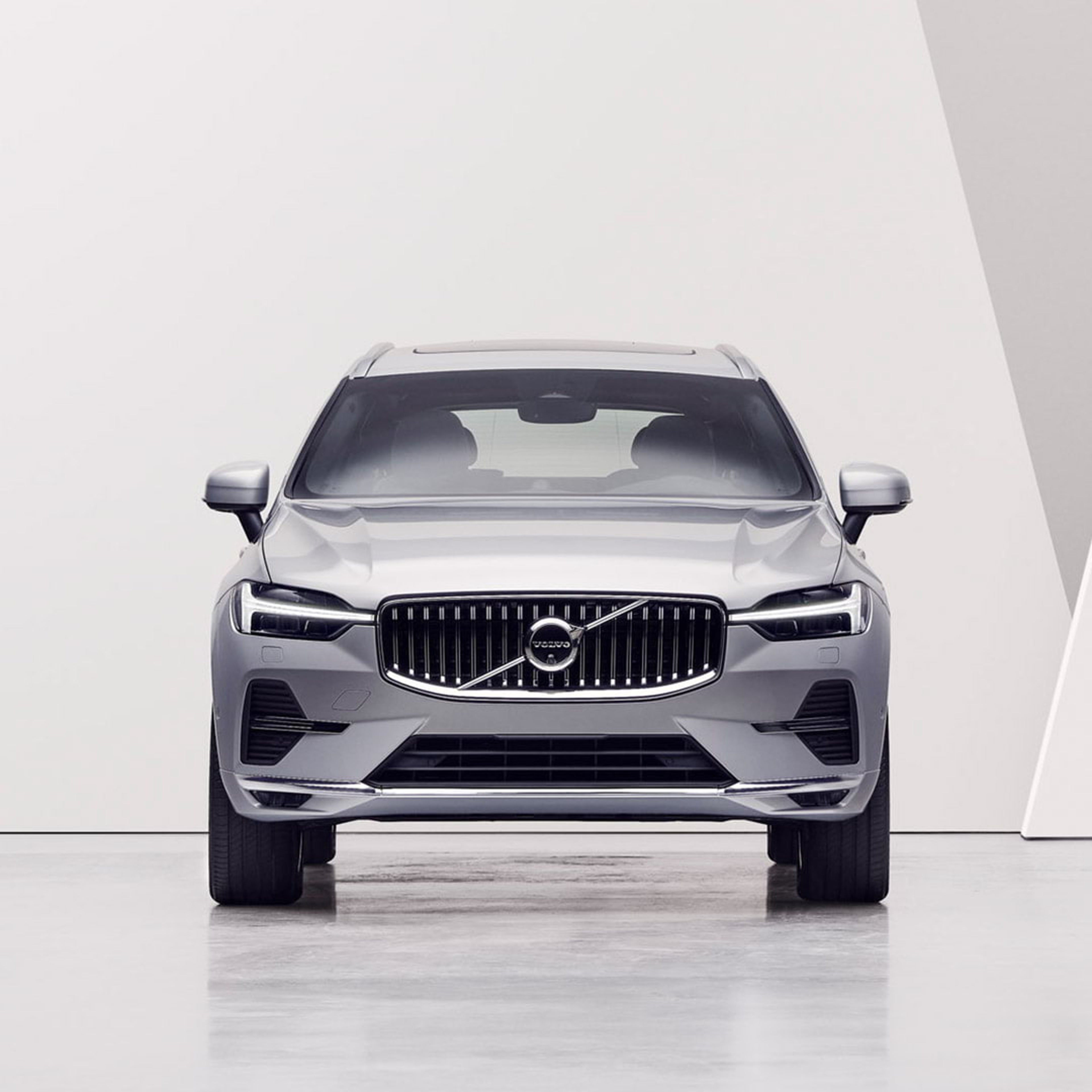 Exterior delantero del Volvo XC60 con la icónica parrilla delantera y el diseño de los faros.