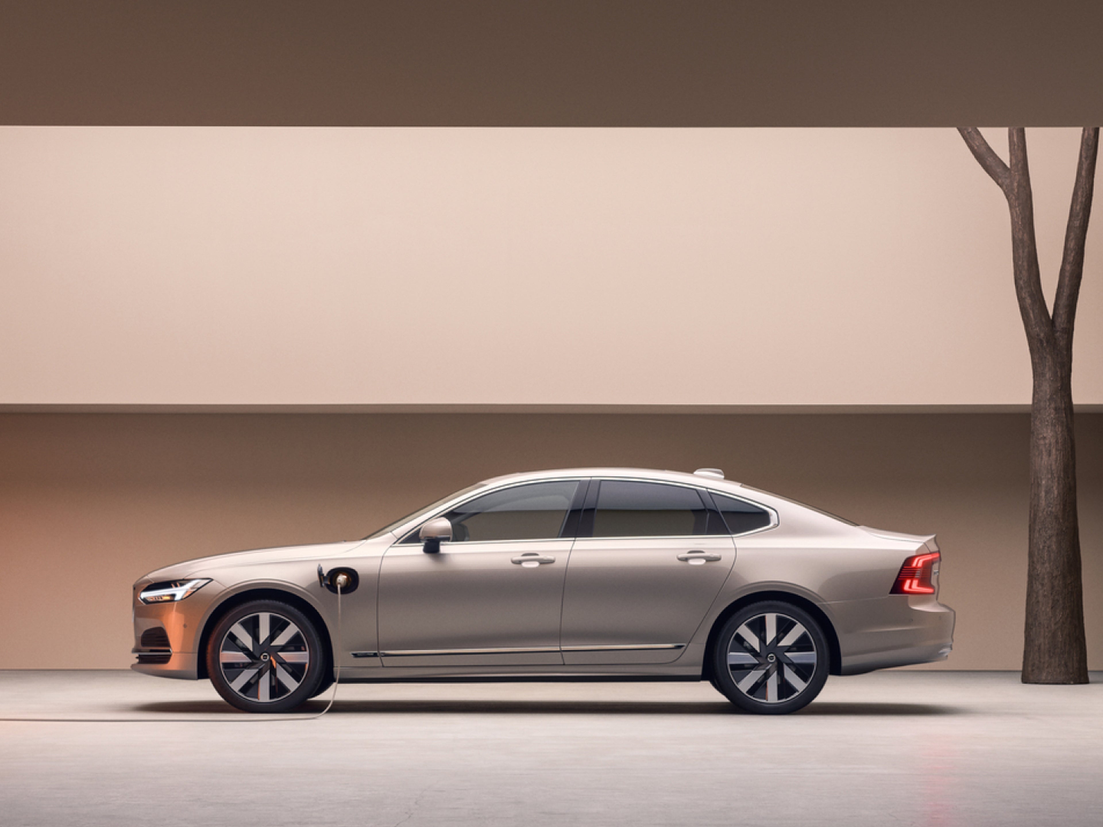 Një Volvo S90 Recharge e parkuar përpara një shkalle.