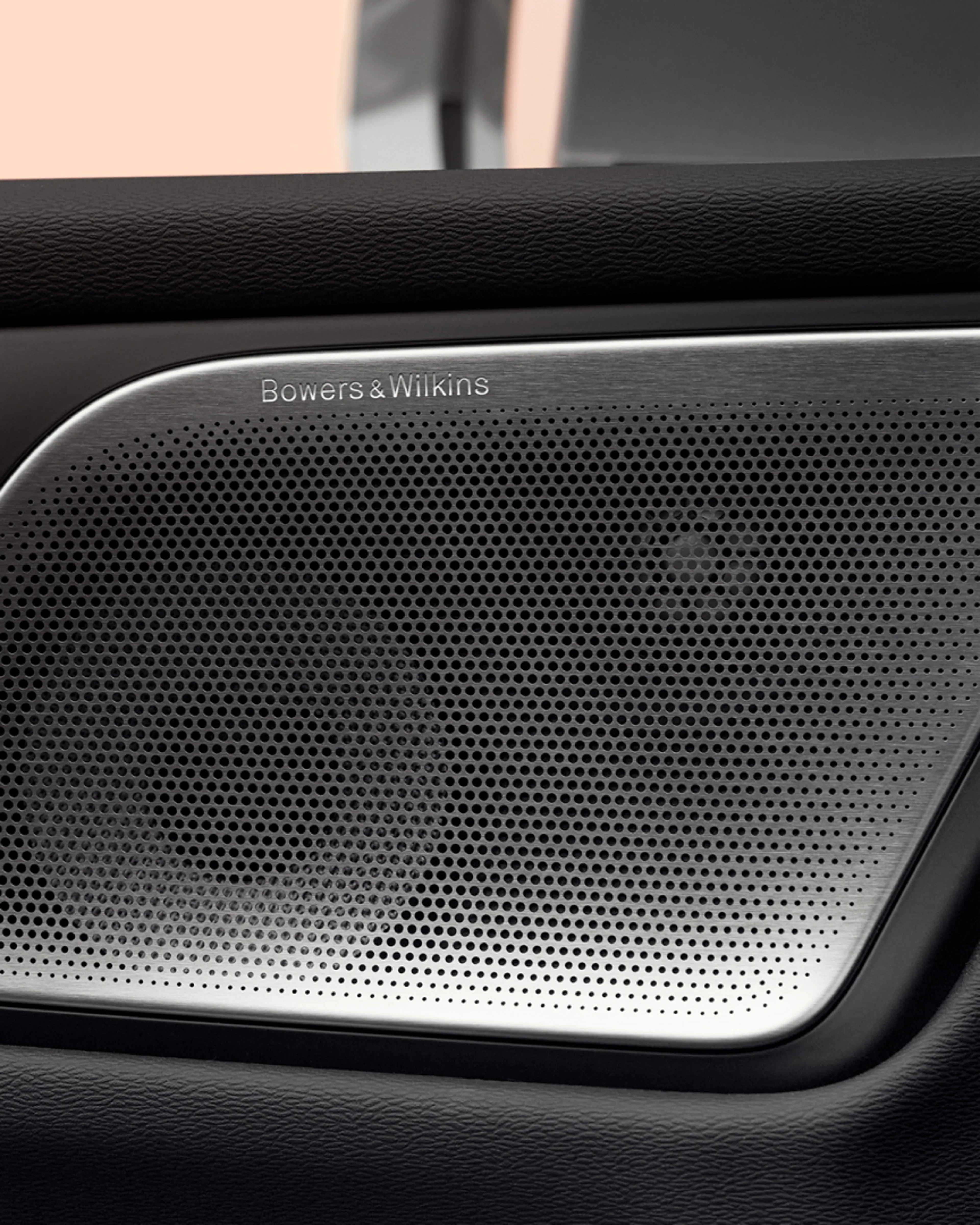 Haut-parleurs Bowers & Wilkins à l’intérieur d’un break Volvo V60.