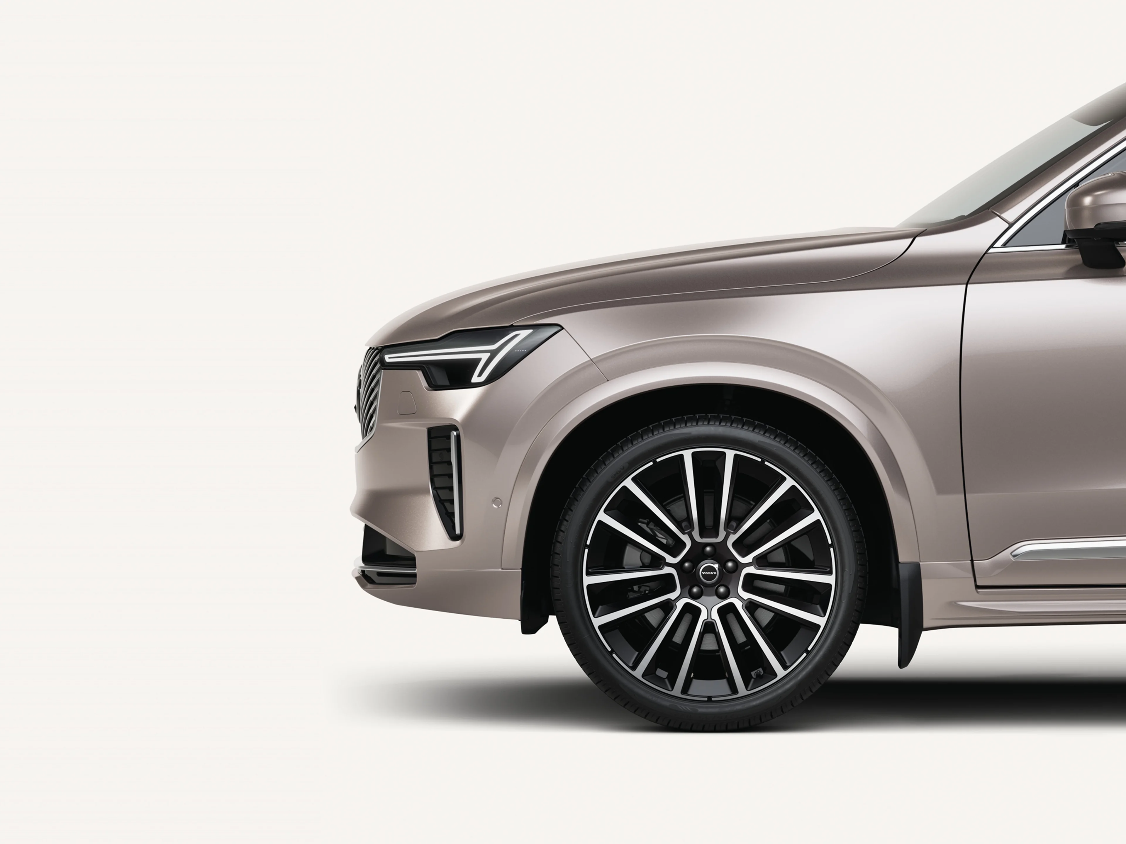 Vorderseite des Volvo XC90 in einer weißen Studioumgebung.