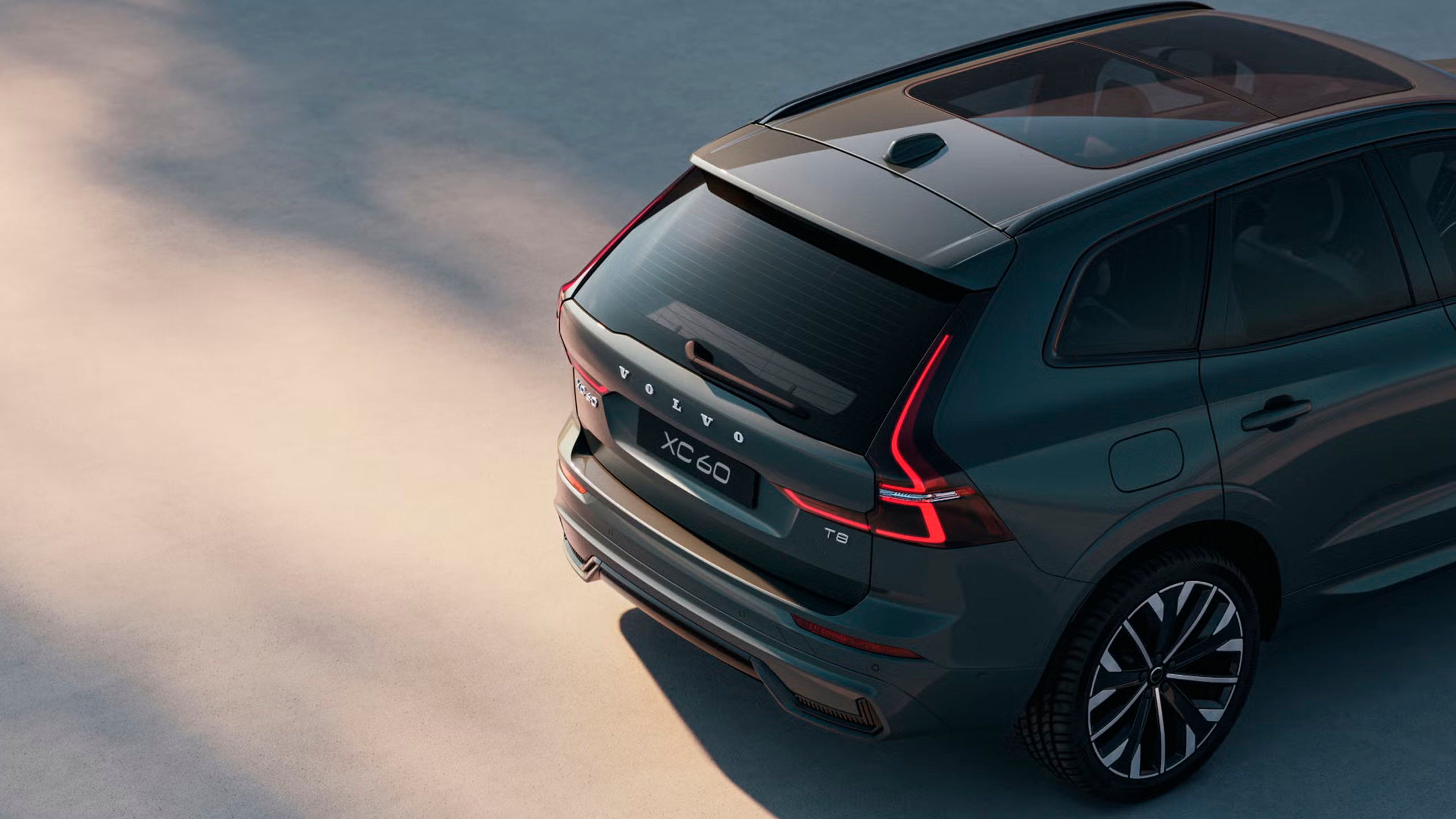 Volvo XC60 híbrido enchufable destacando su techo panorámico y su zona de equipaje y carga.