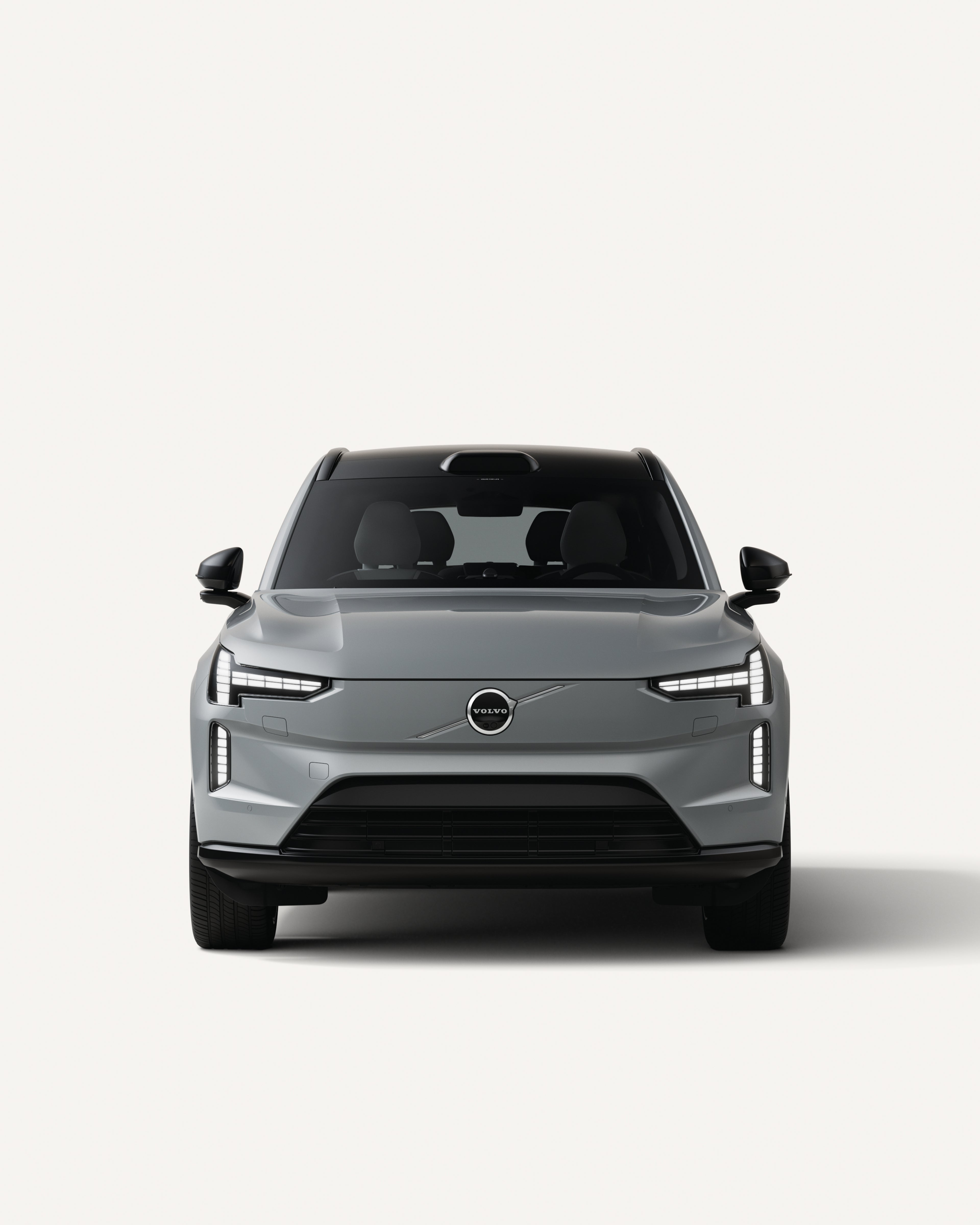 Vy framifrån av Volvo EX90 i vit studiomiljö.