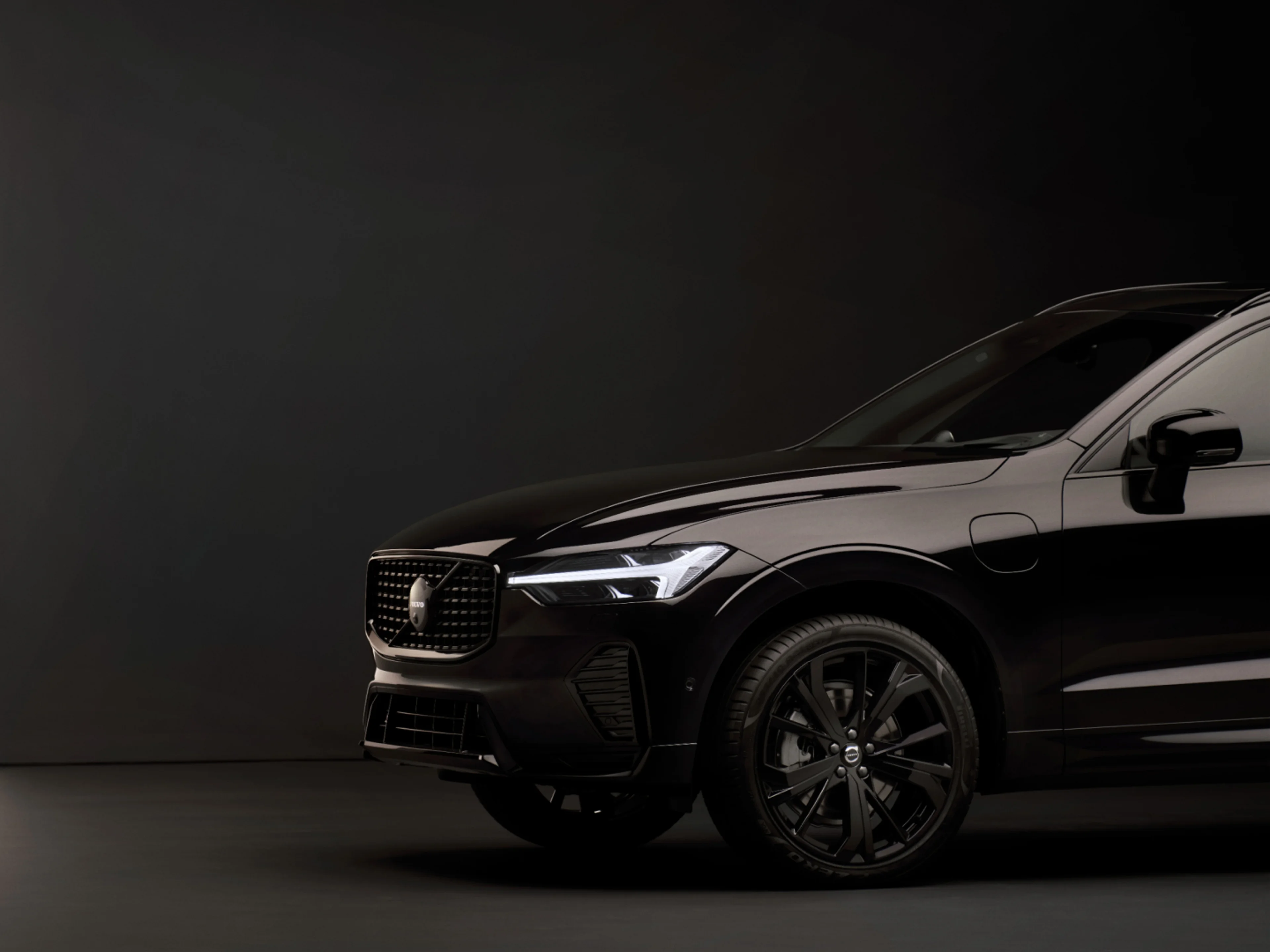 Priključni hibrid Volvo XC60 Black Edition.