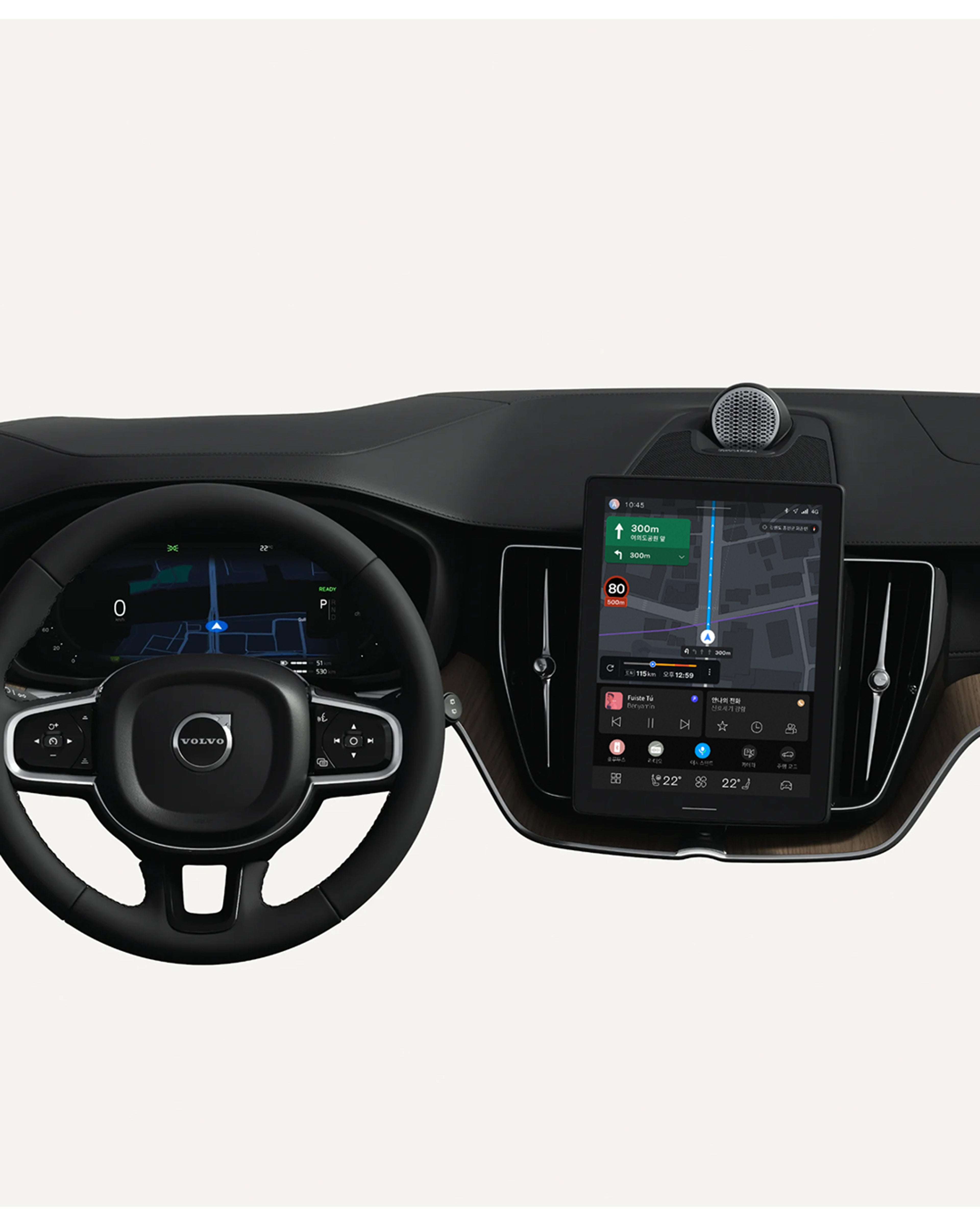 스티어링 휠과 터치스크린 중앙 디스플레이를 포함한 Volvo XC60 대시보드의 하향식 보기.