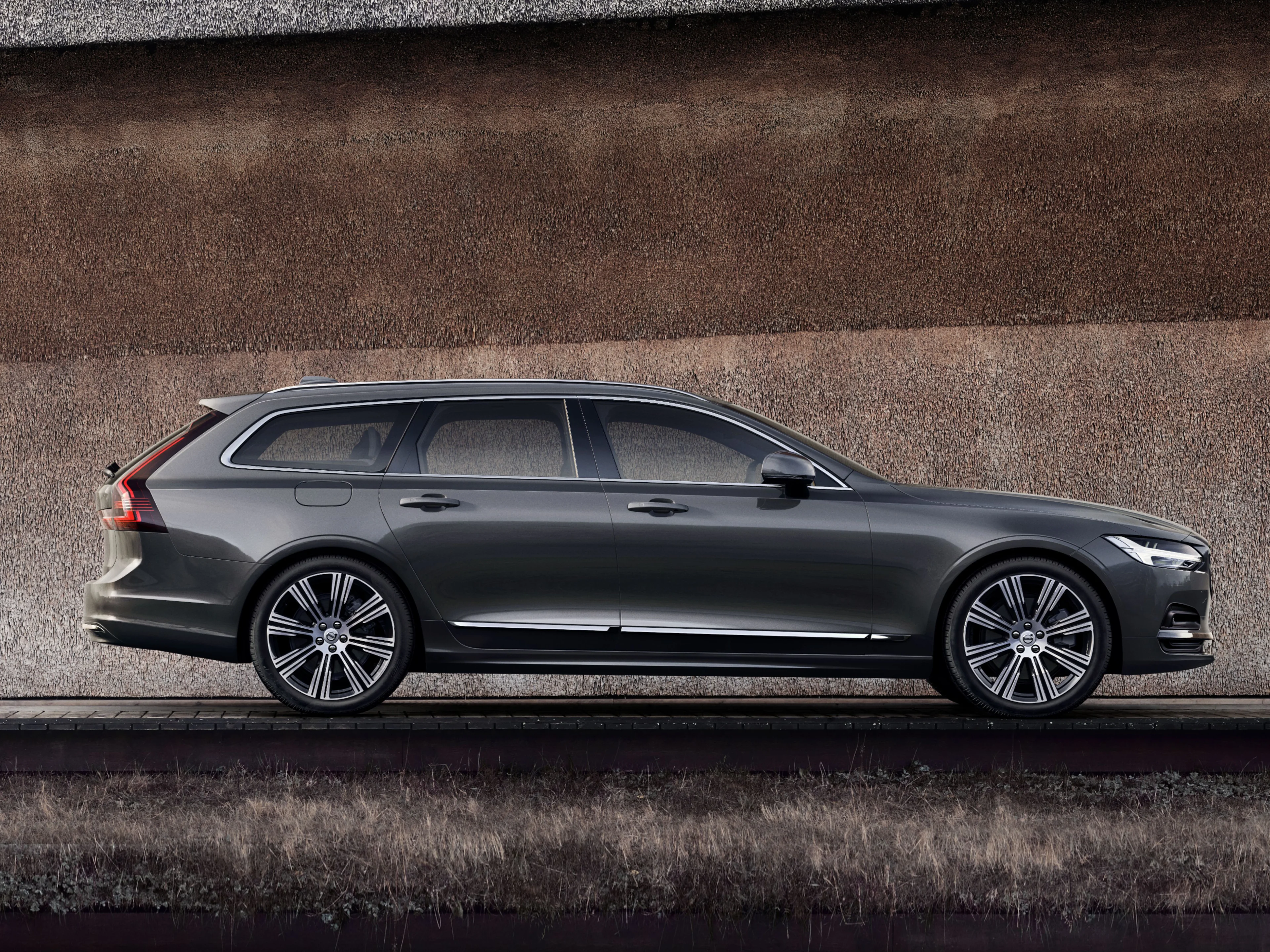 Vista laterale di una V90 in Platinum Grey.