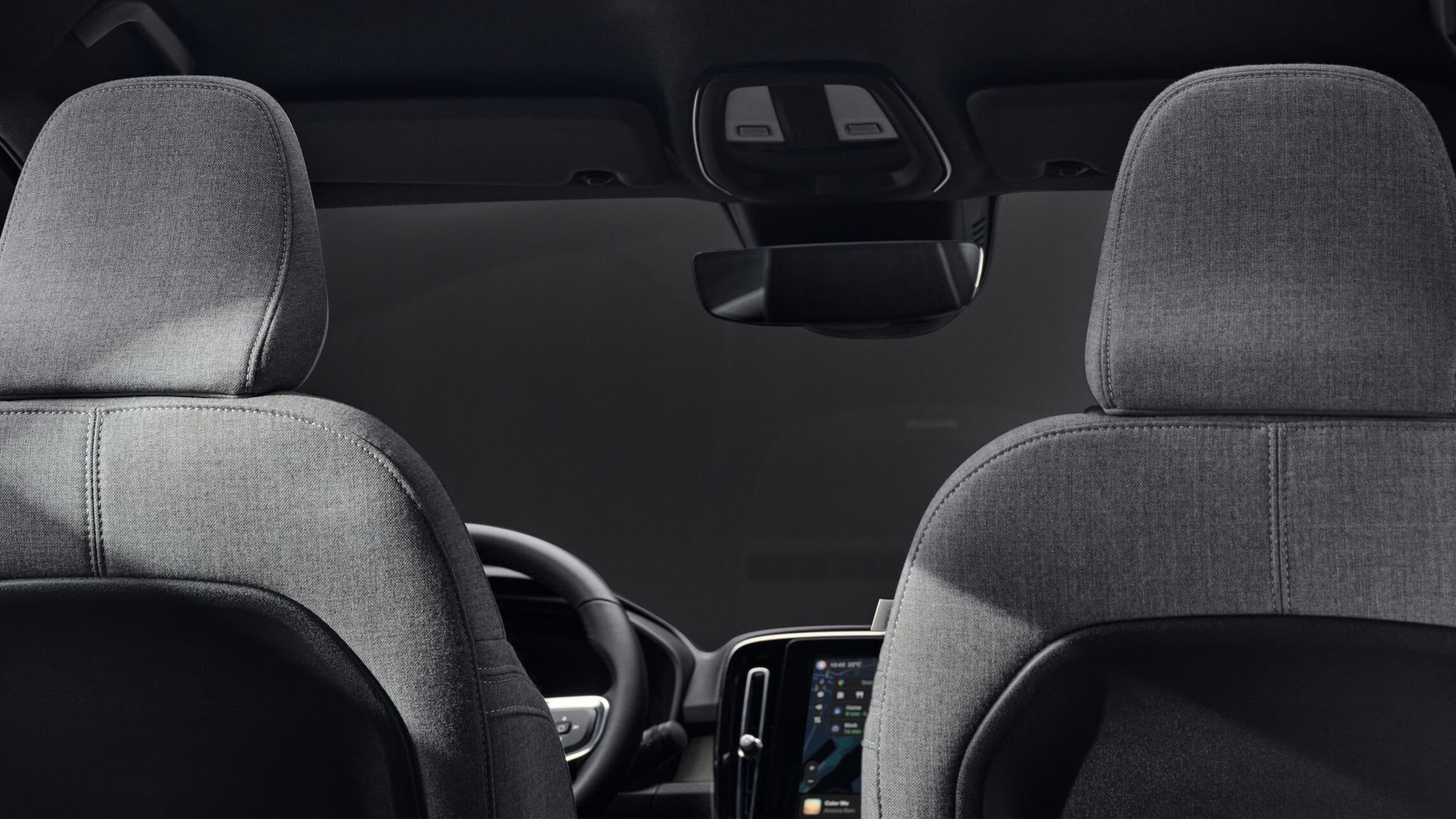 Interieur van de Volvo EC40, gezien vanaf de achterbank.