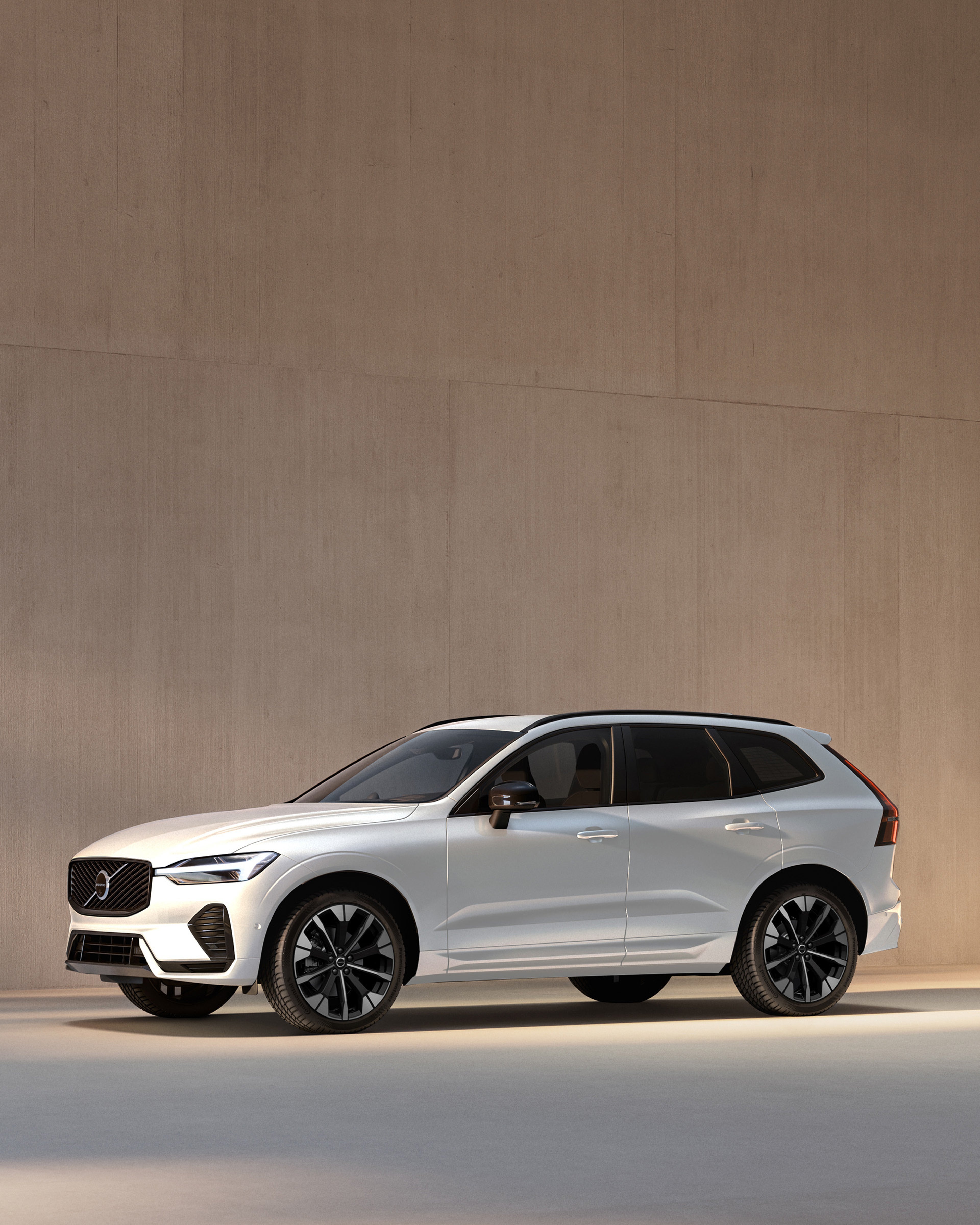 側面全体を映したクリスタルホワイトのXC60 Dark Edition