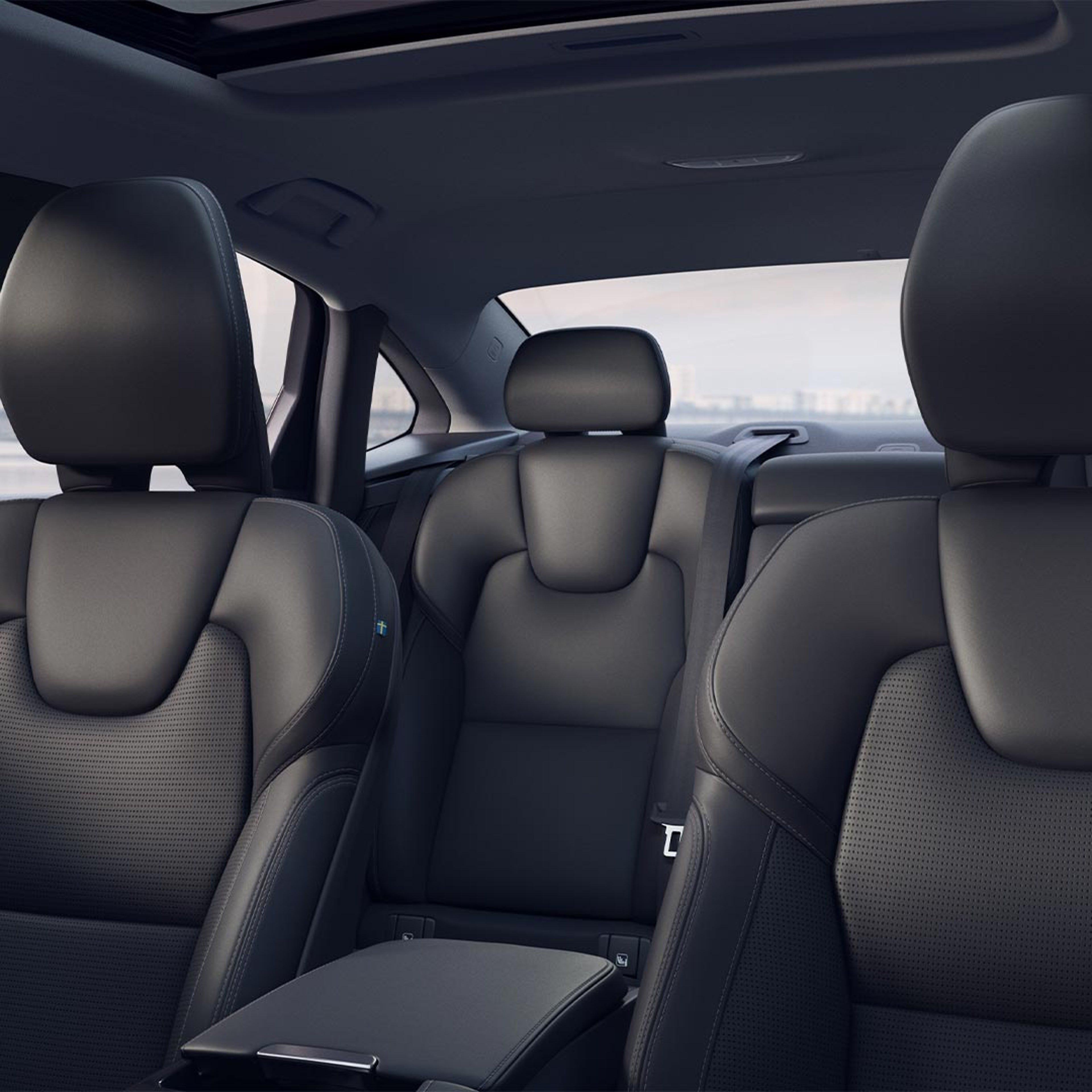 Sisäkuvassa Volvo S90 -lataushybridin hiilenharmaalla nappanahalla verhoillut istuimet.