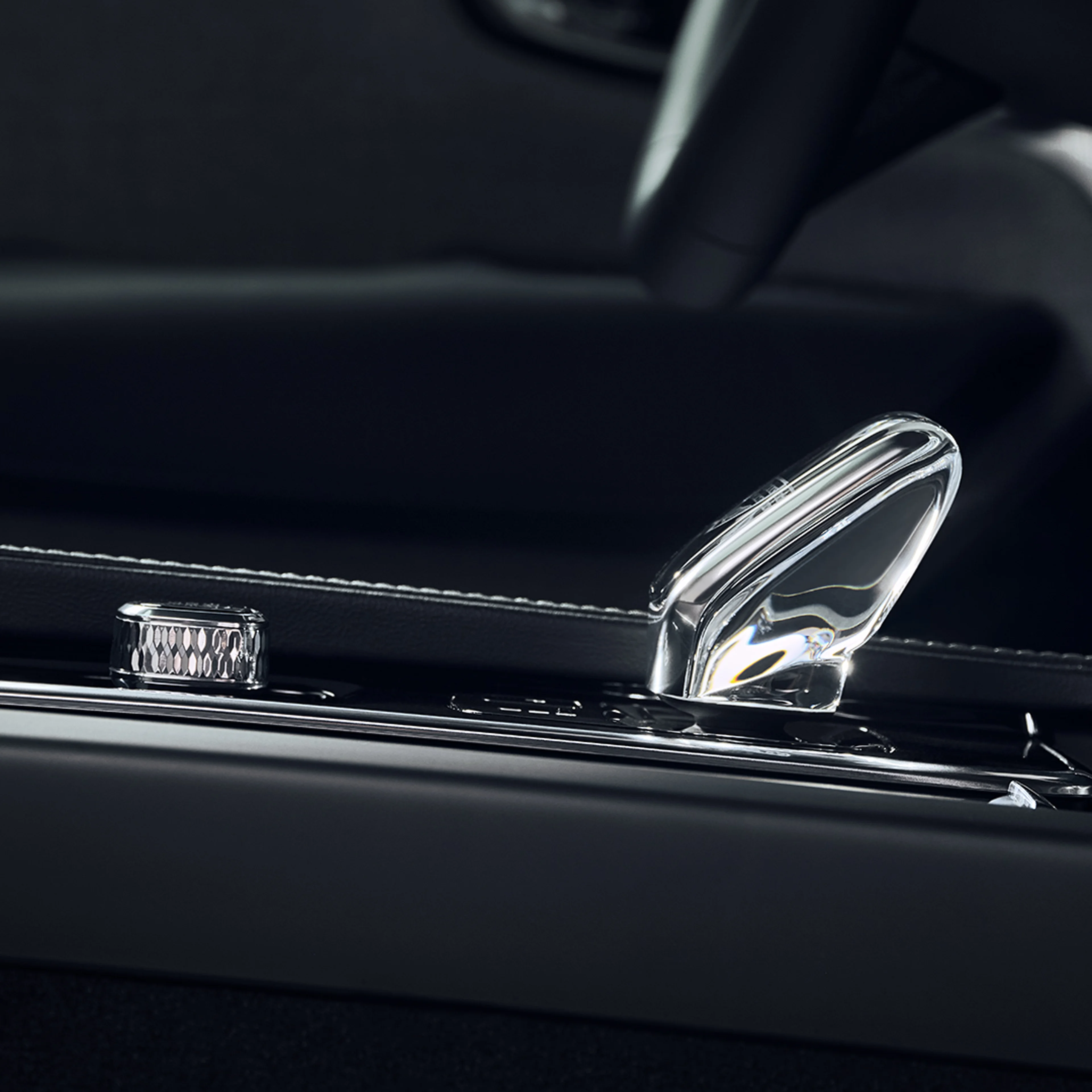 Levier de vitesse en véritable cristal suédois par Orrefors dans un SUV Volvo XC90.