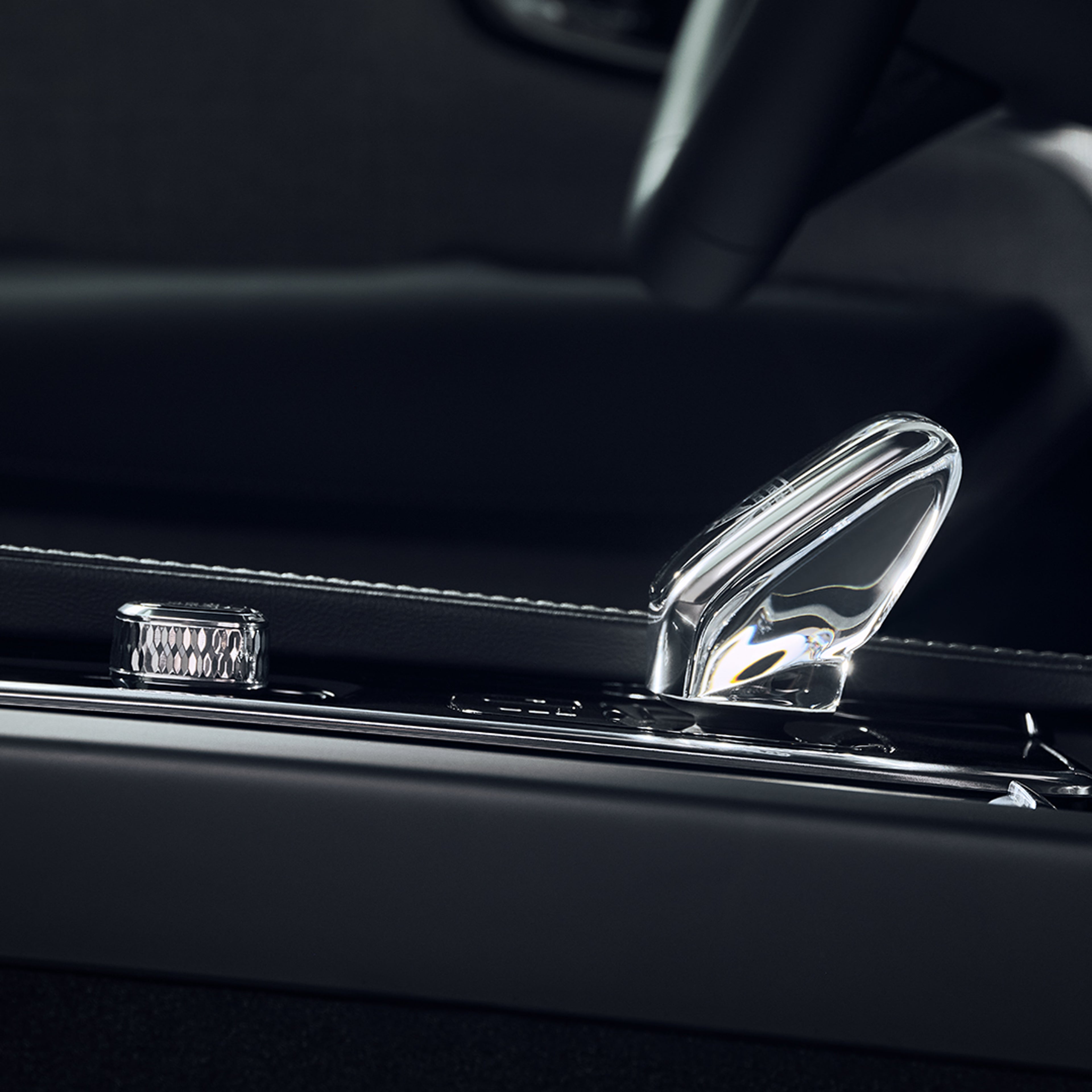 Uma alavanca da caixa de velocidades em cristal sueco genuíno da Orrefors num Volvo XC90.