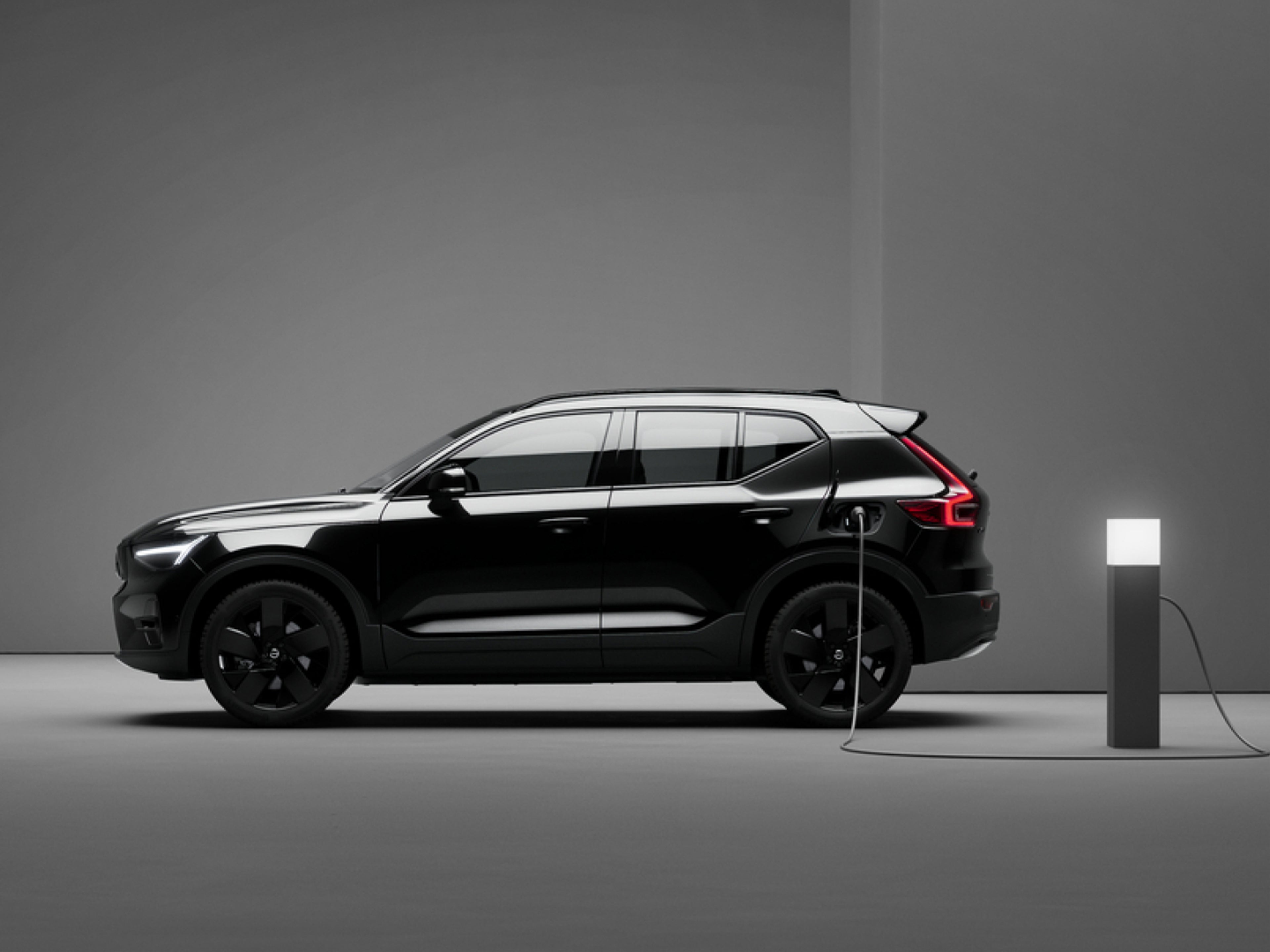 Изцяло електрическото Volvo EX40 Black Edition.