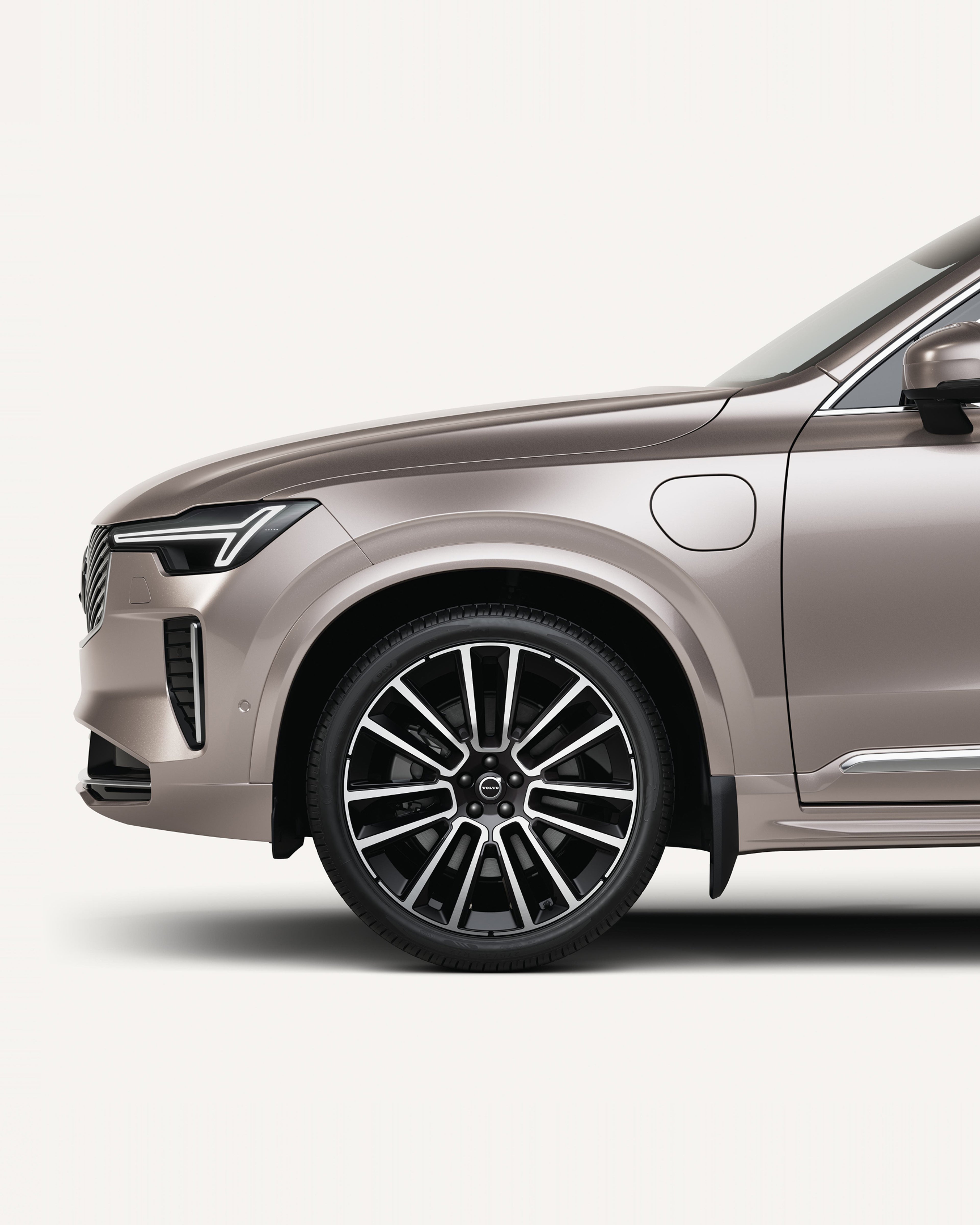Vorderseite des Volvo XC90 in einer weißen Studioumgebung.