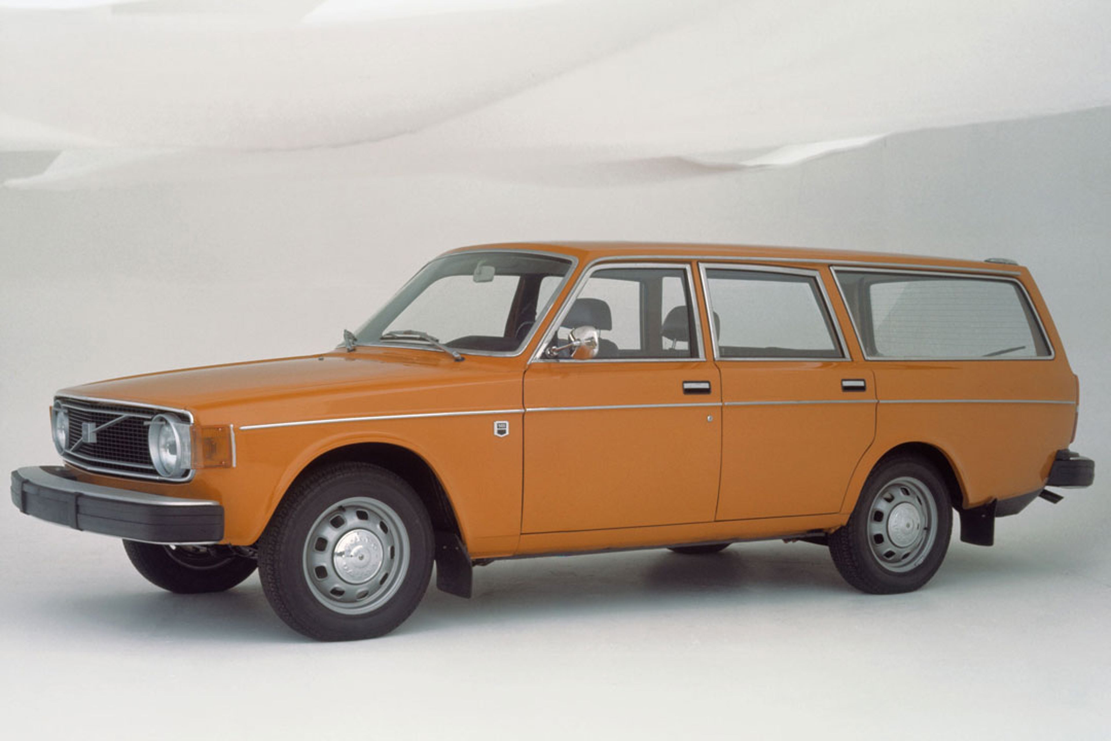 Un Volvo 145 naranja en un estudio.